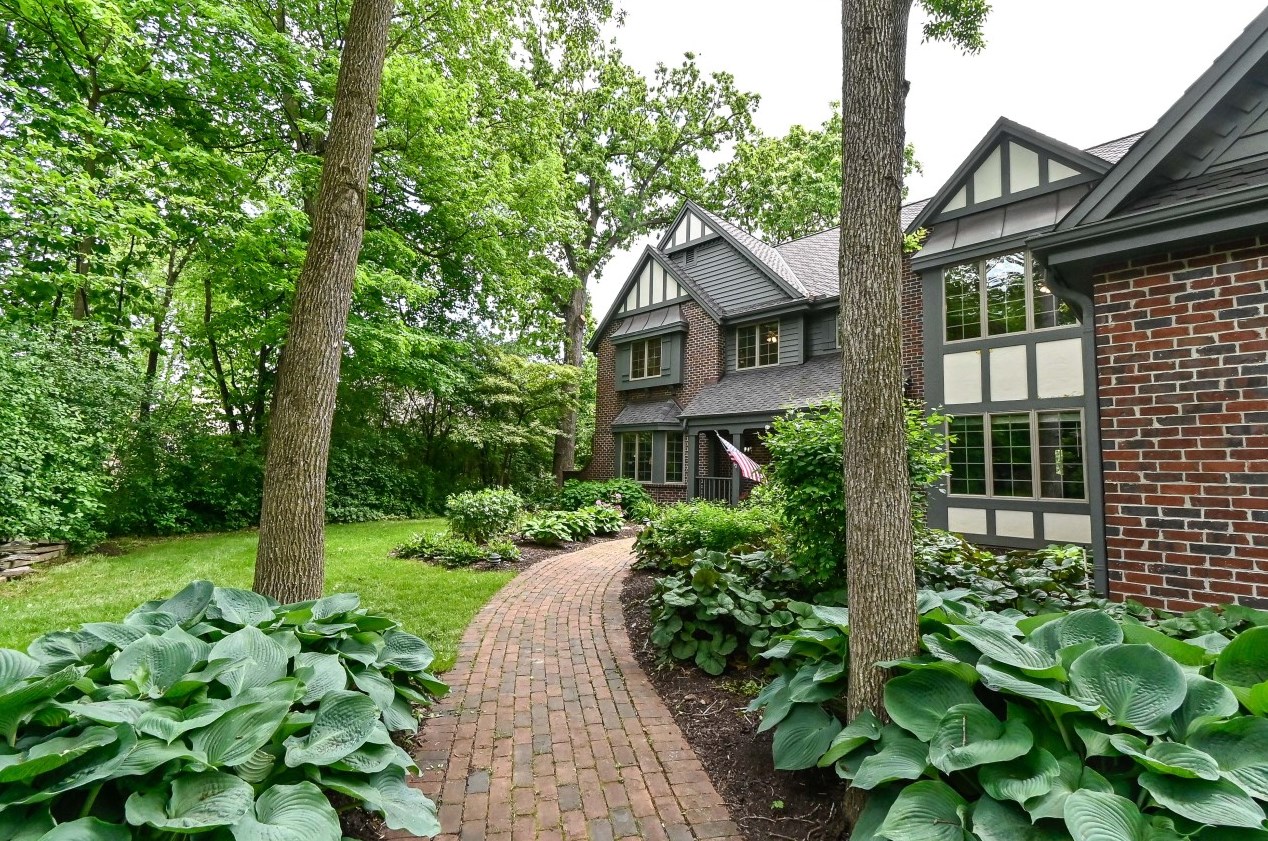 14295 Woodmount Dr, Brookfield, WI 53005-2390