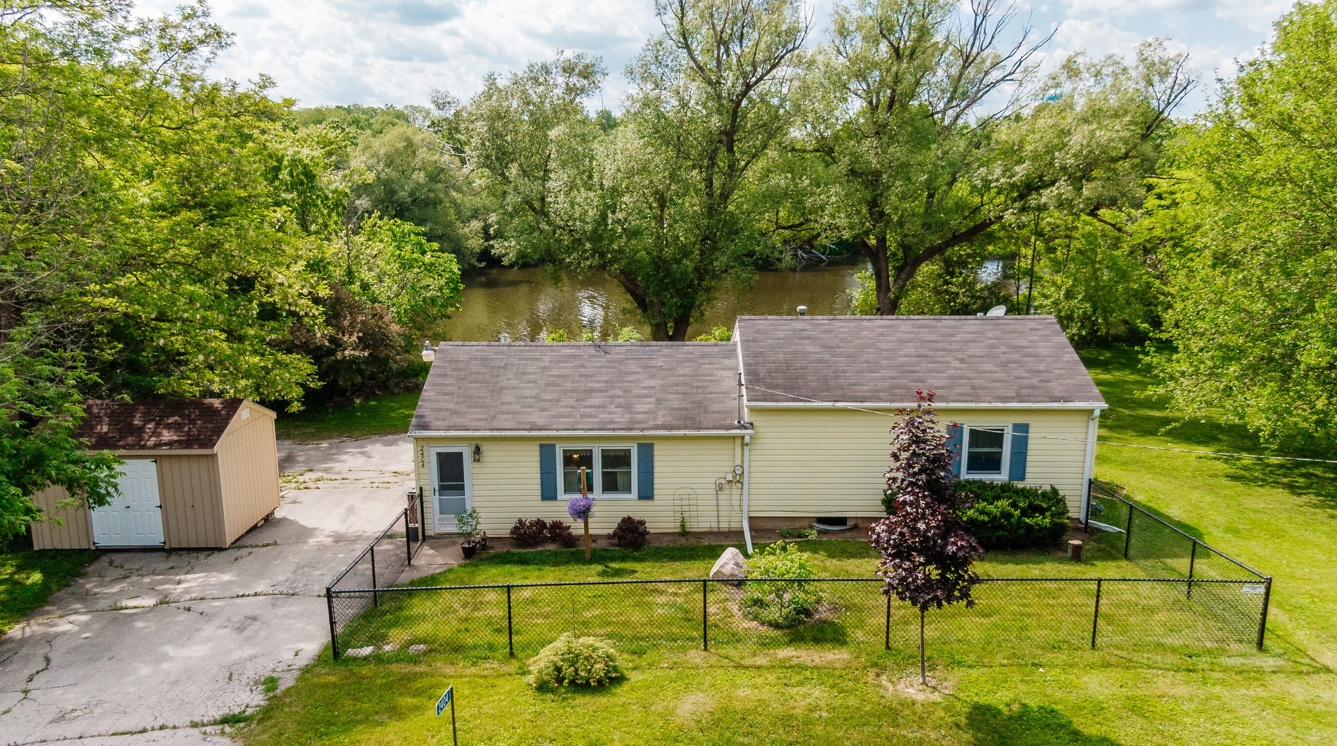 2404 N River Rd, Waterford, WI 53185
