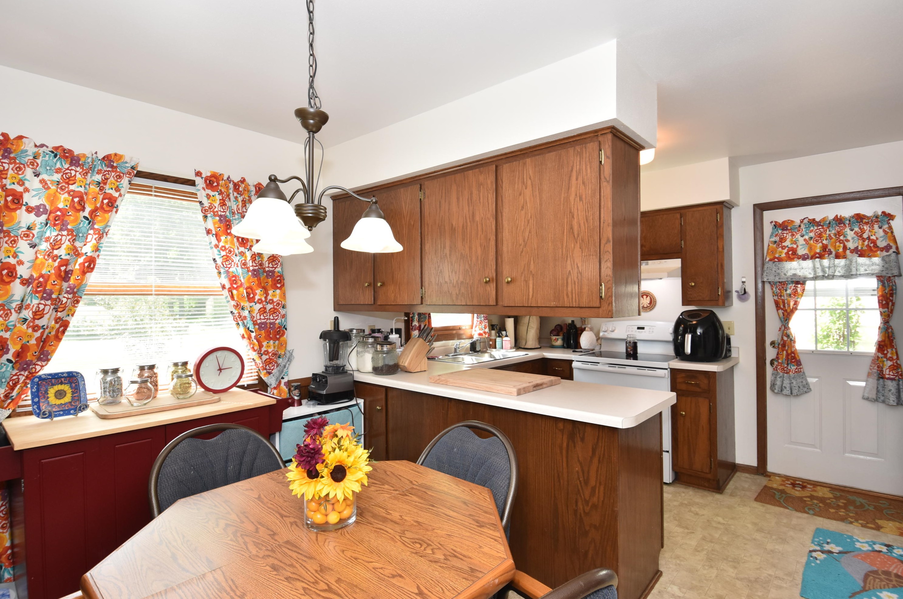12080 Grange Ave, Hales Corners, WI 53130-1039