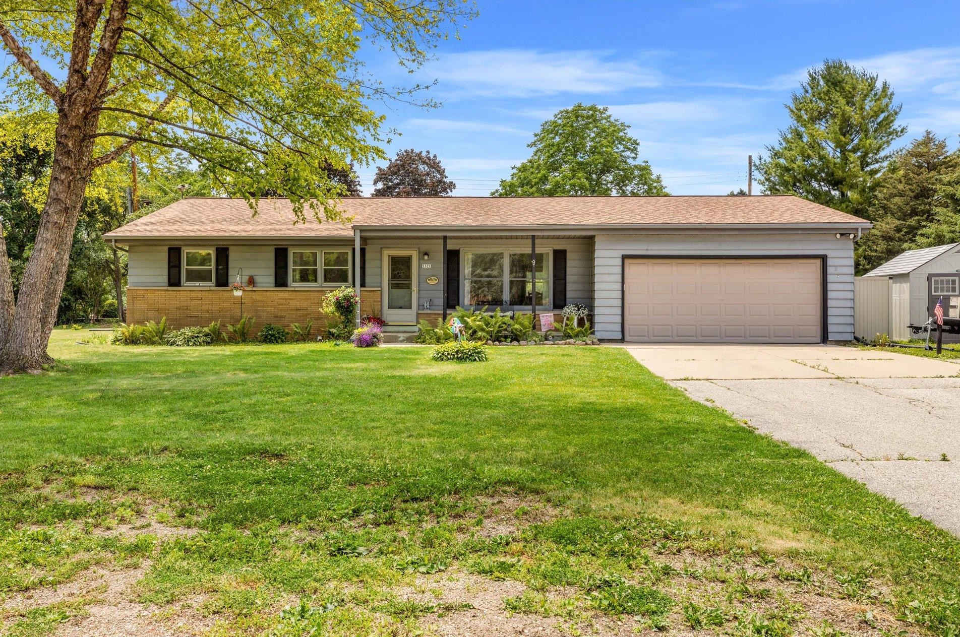 5321 S La Salle Dr, Waukesha, WI 53151