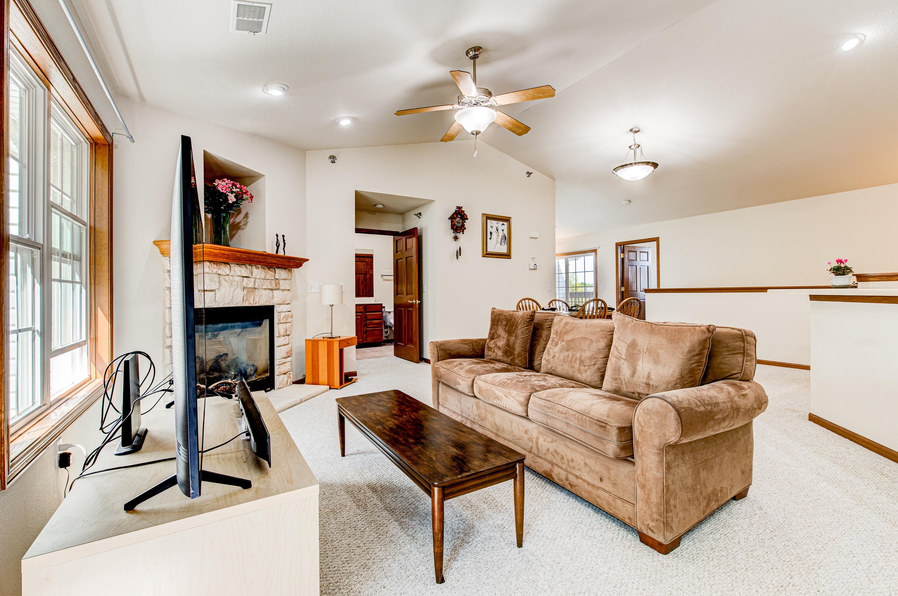 9239 54th St, Hales Corners, WI 53132-8686