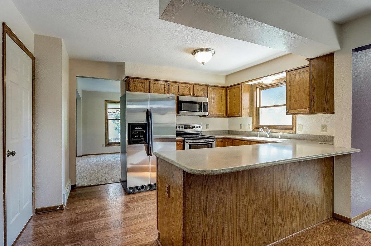 4165 S Regal Manor Dr, Waukesha, WI 53151