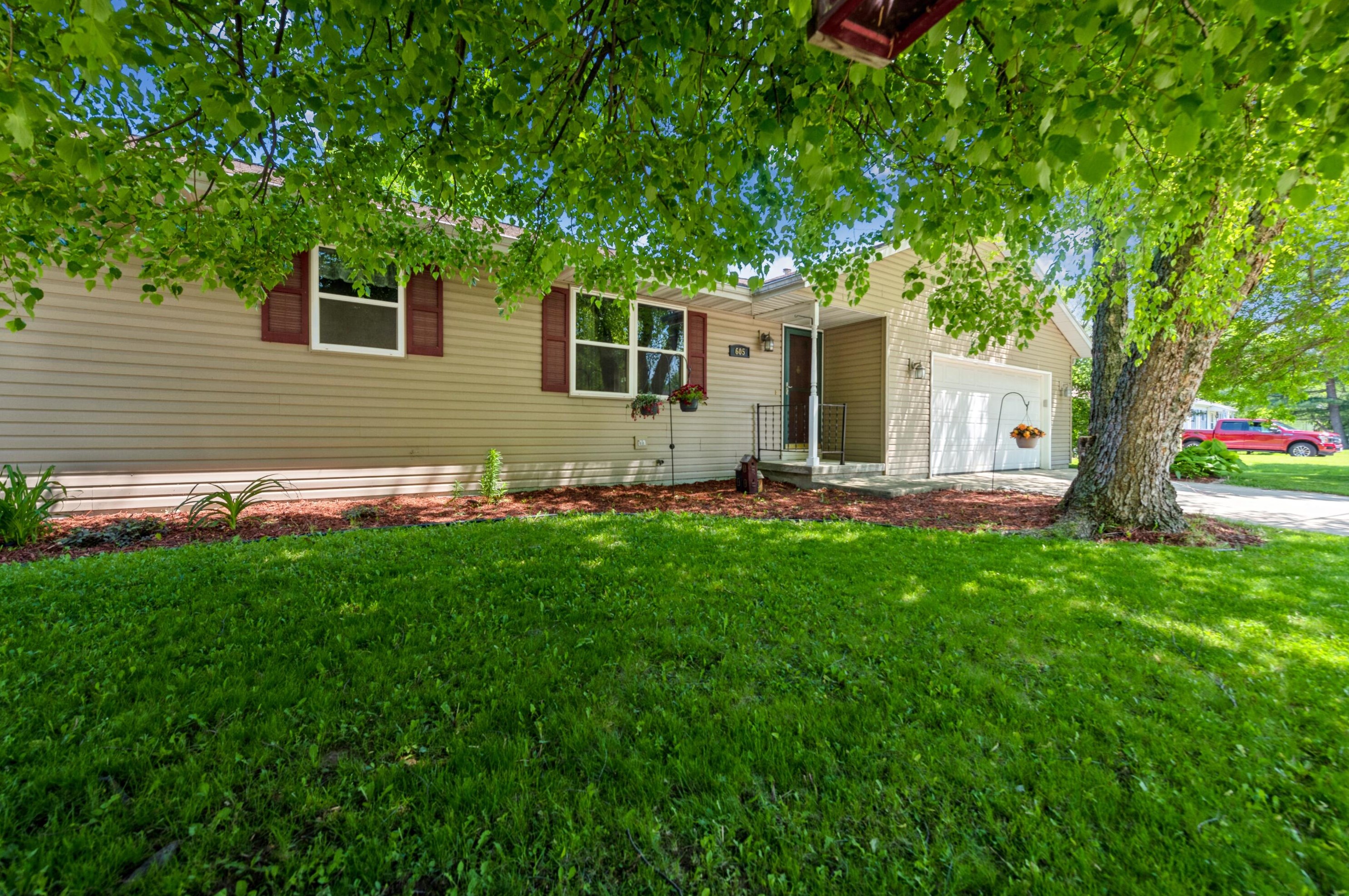 605 Woodlawn Dr, Manitowoc, WI 54220