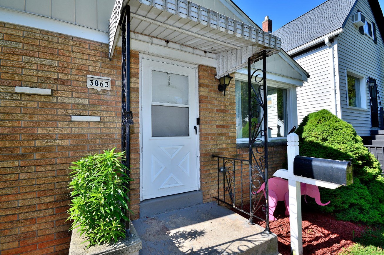 3863 Edgerton Ave, Cudahy, WI 53110-1905