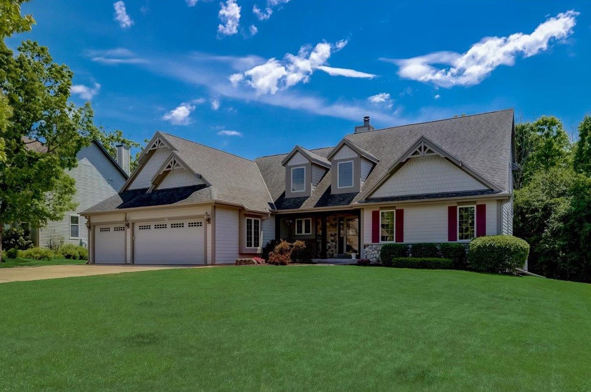4611 Alanna Ct, Hales Corners, WI 53132-8698