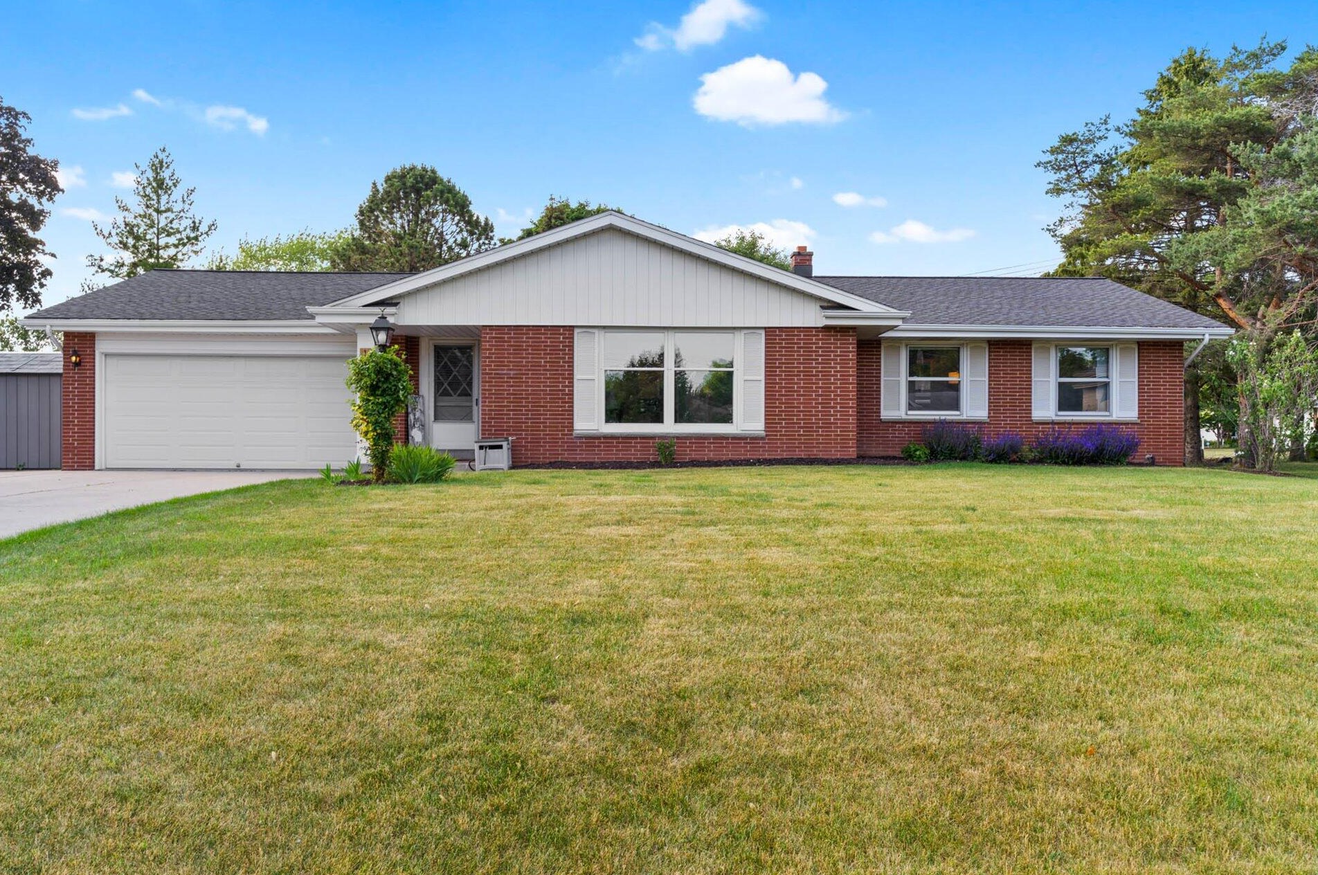 13780 W Forest Knoll Dr, Waukesha, WI 53151