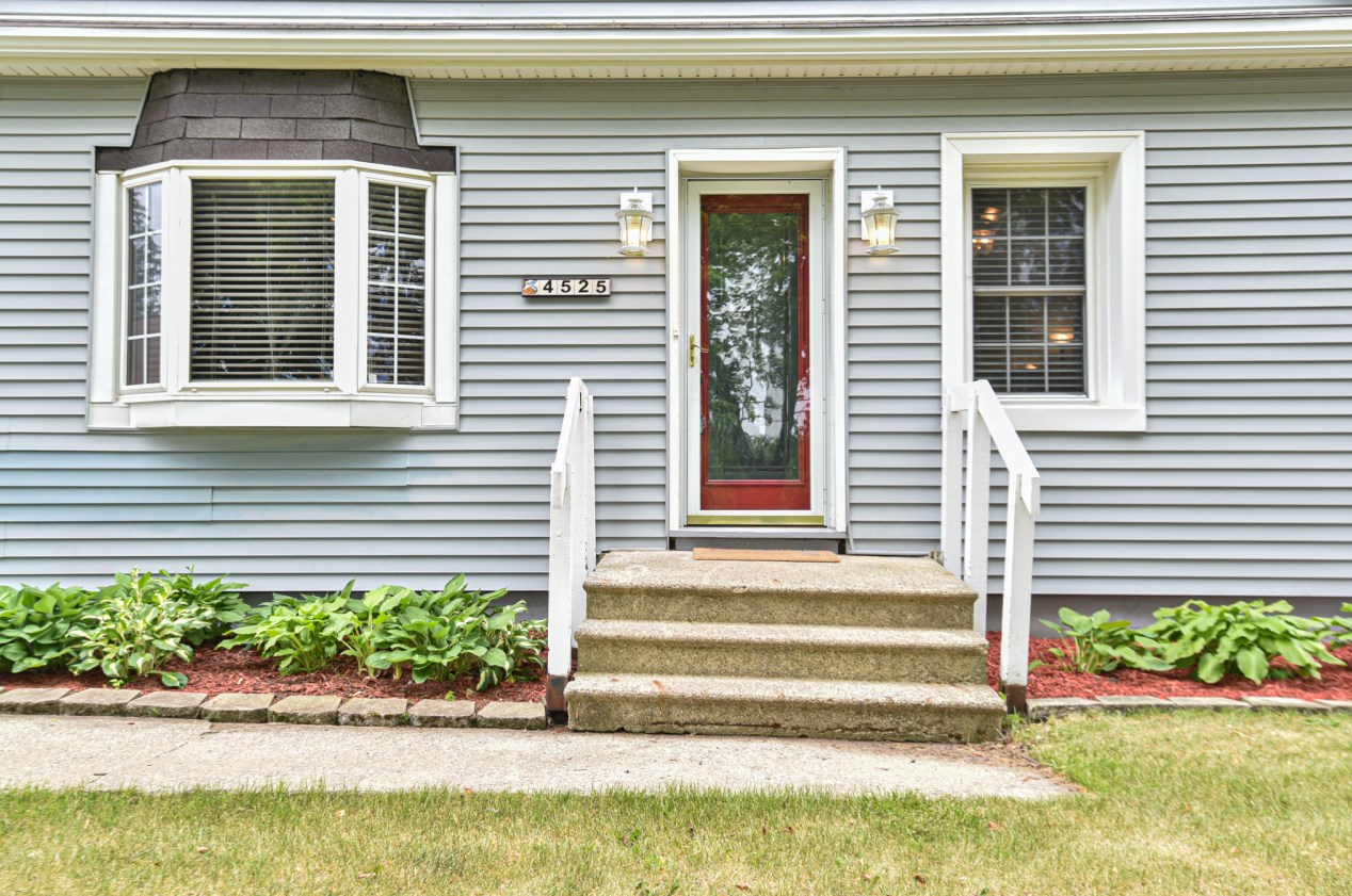 4525 W College Ave, Greendale, WI 53129