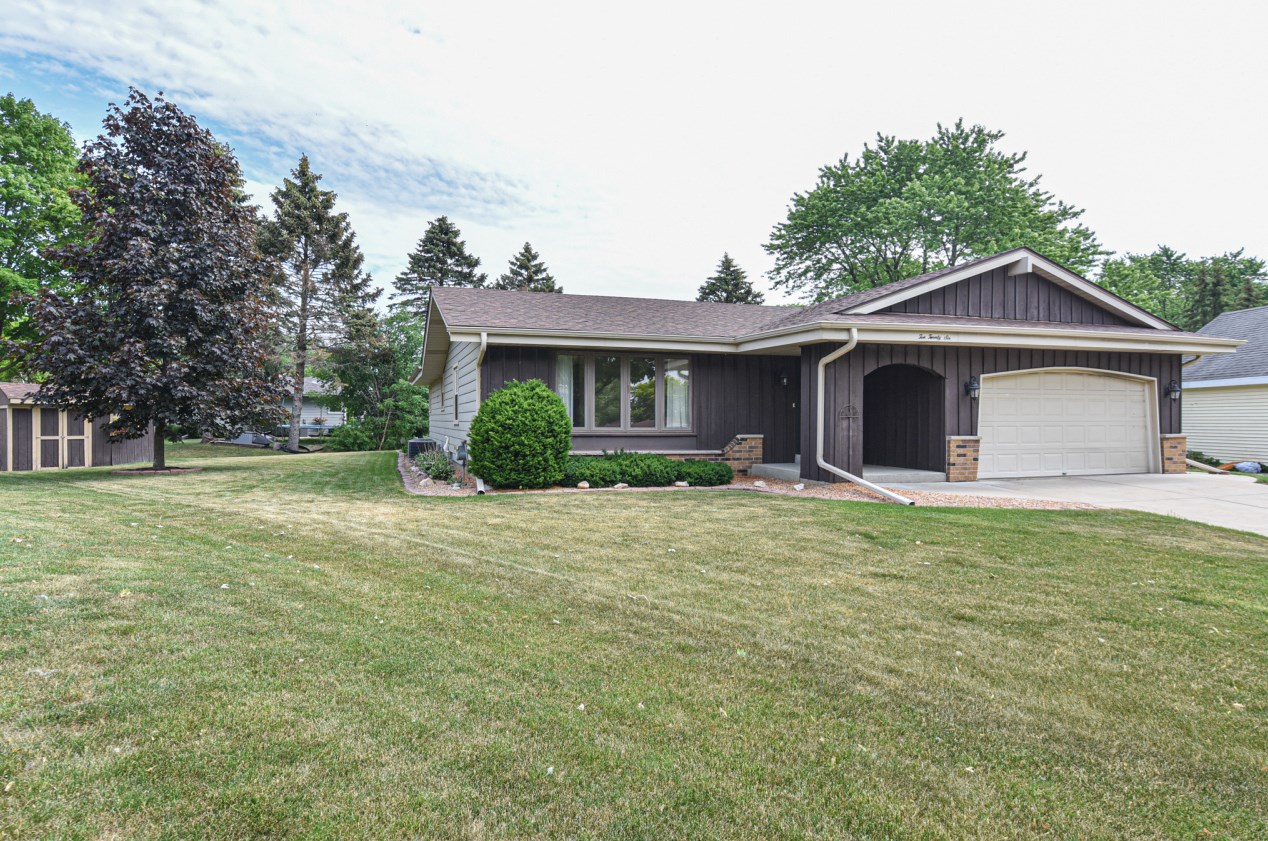 1026 Wake Forest Ct, Oak Creek, WI 53154-2817