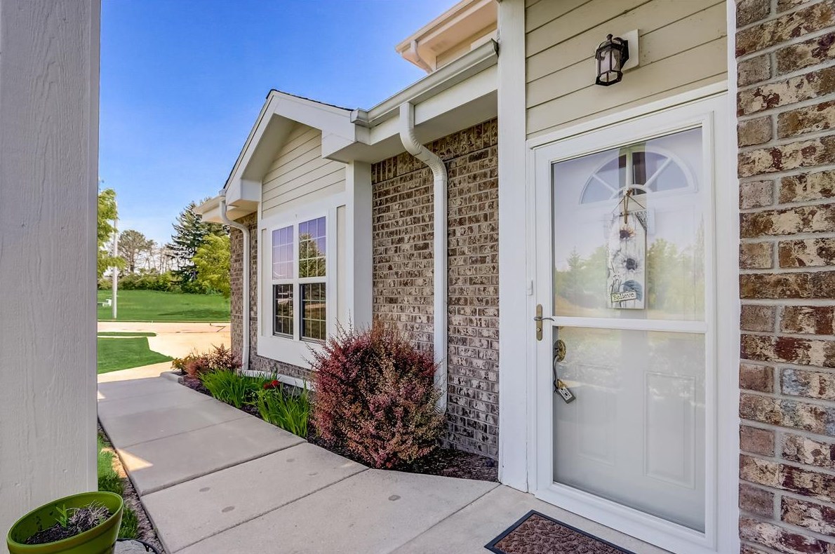 6755 Prairiewood Ln, Hales Corners, WI 53132-7210