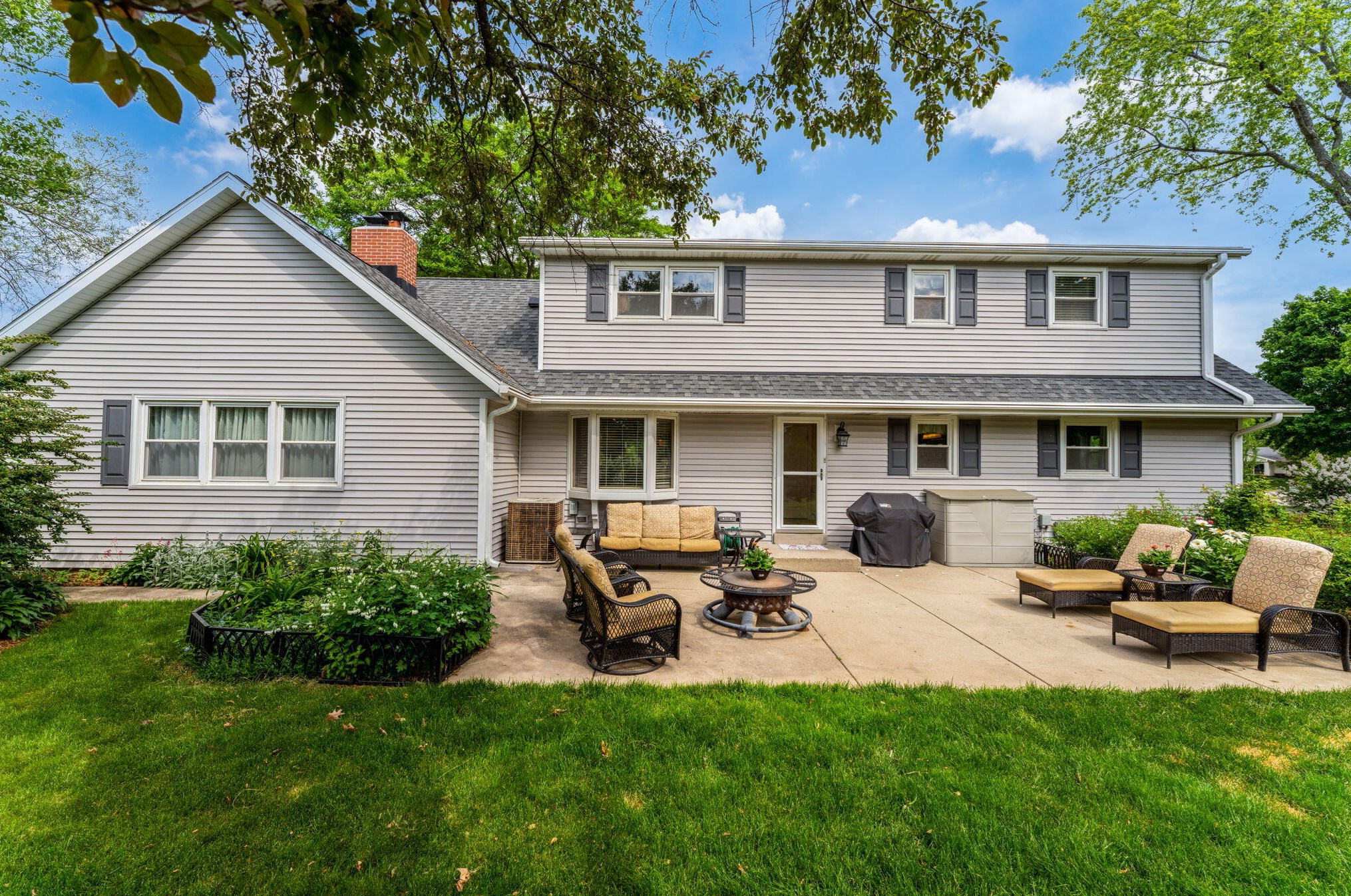 5682 Gladstone Ln, Greendale, WI 53129
