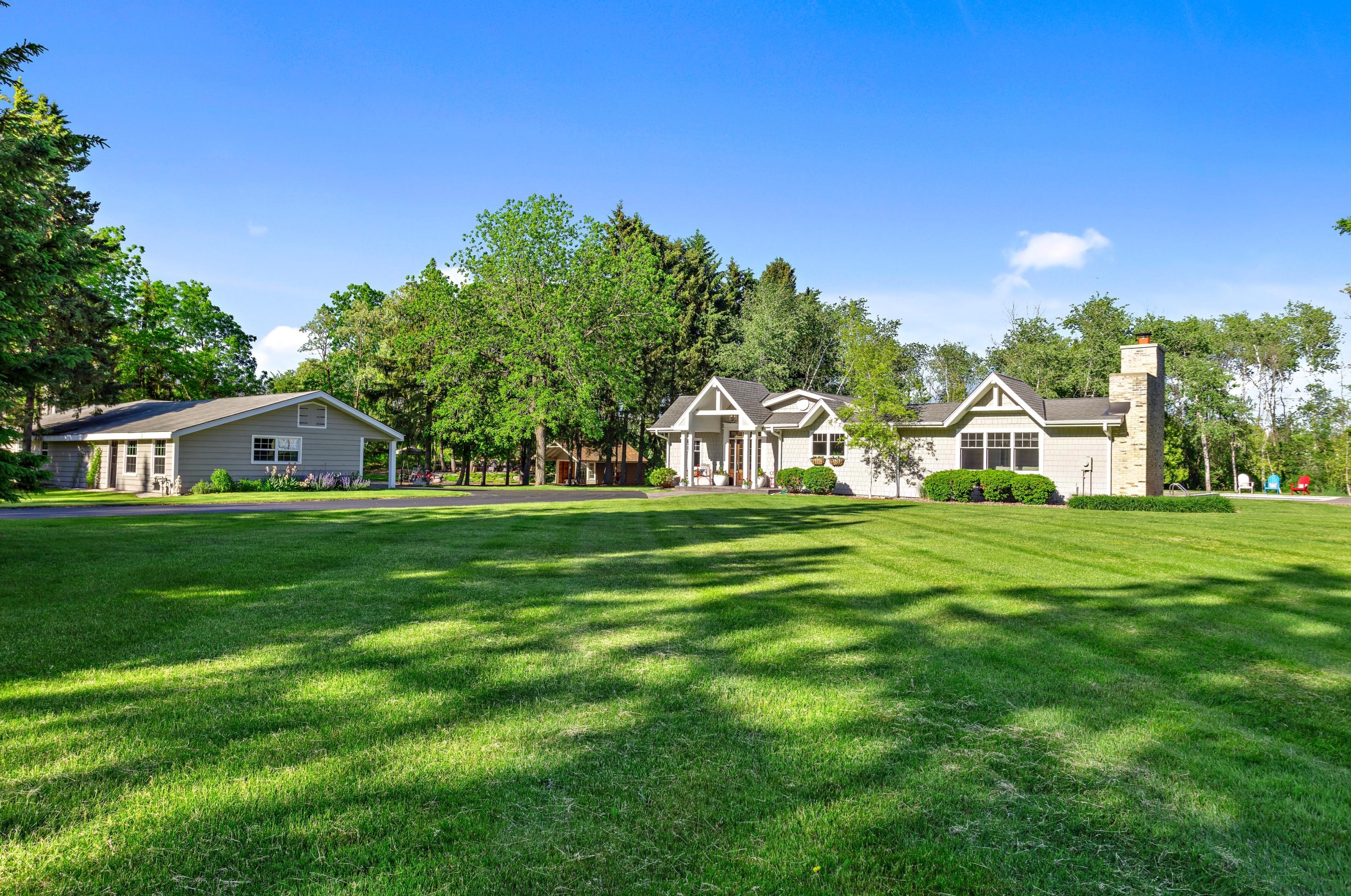 2212 W Sunnydale Ln, Thiensville, WI 53092