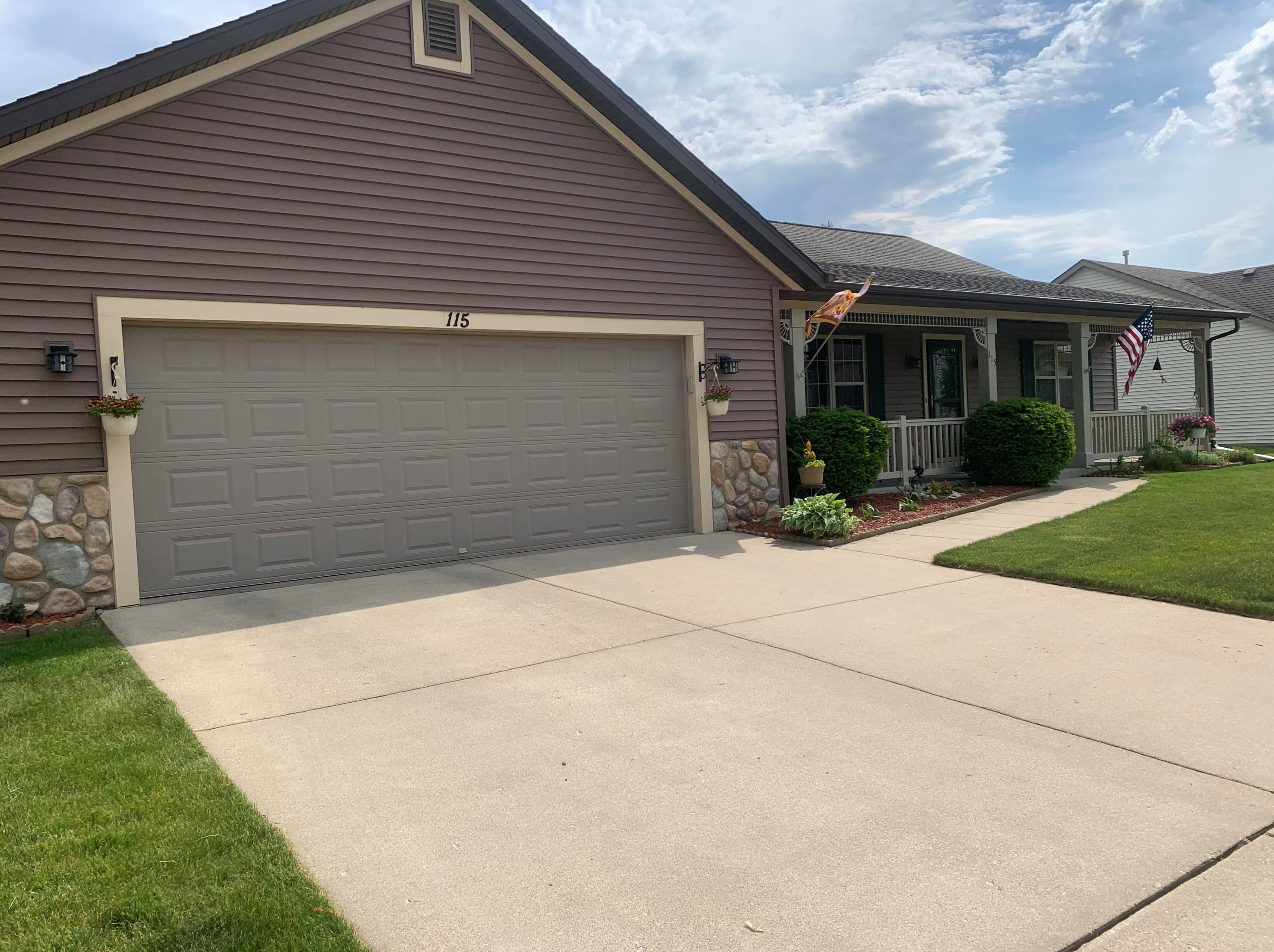 115 Cleveland Ave, Hartford, WI 53027-2797