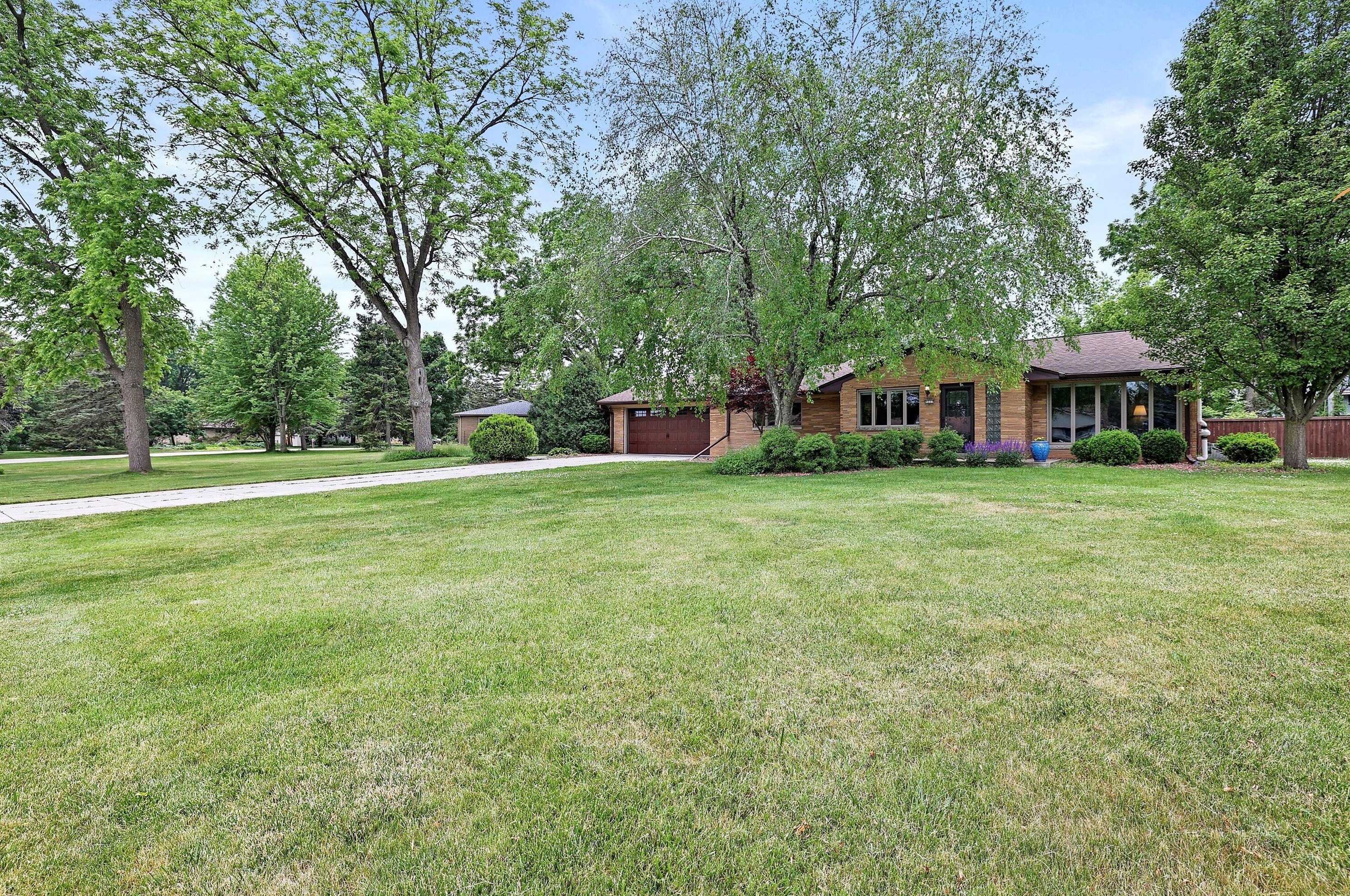 5227 Allenwood Ln, Hales Corners, WI 53130-1505
