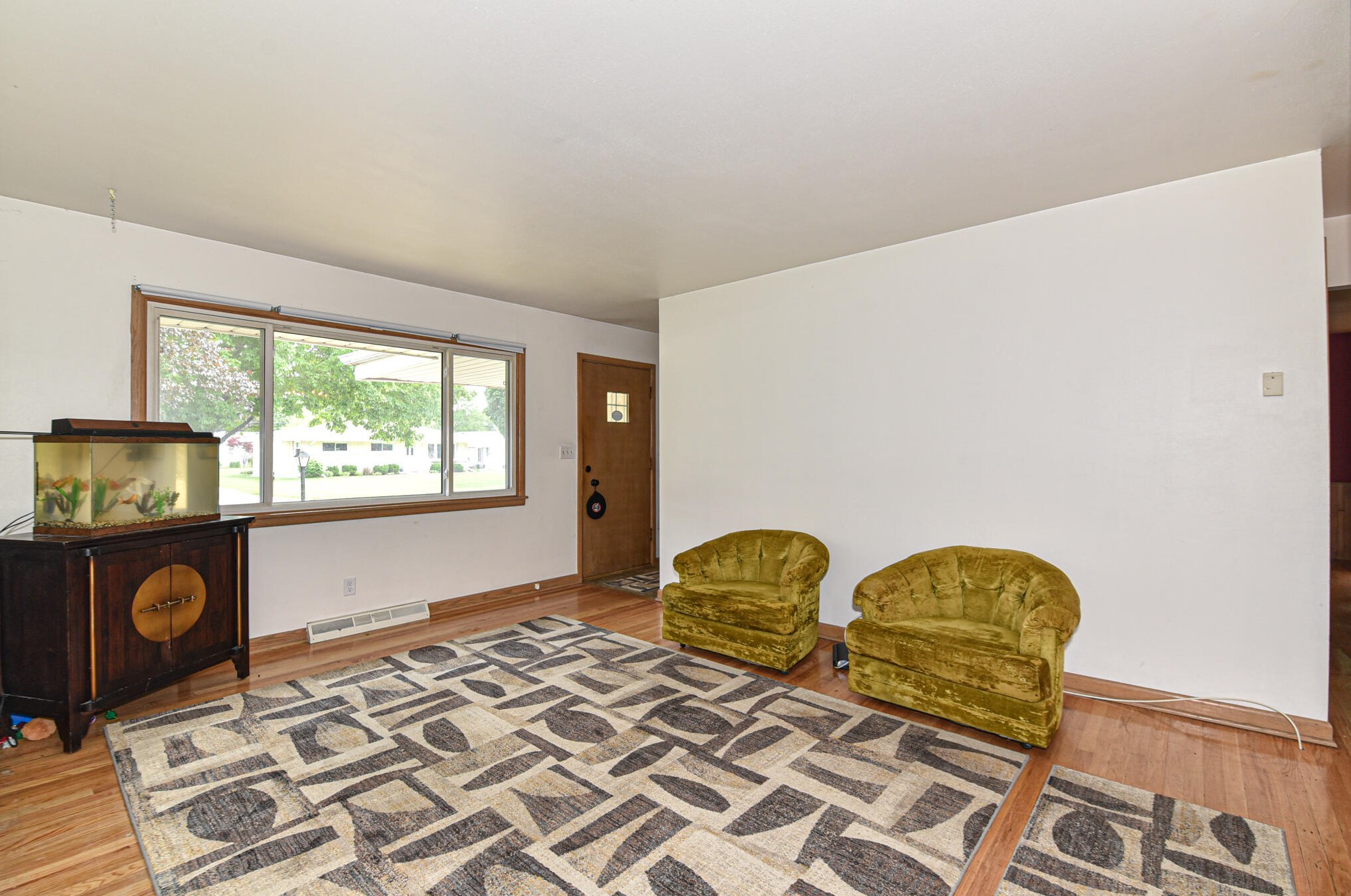 6070 W Oakwood Ln, Greendale, WI 53129