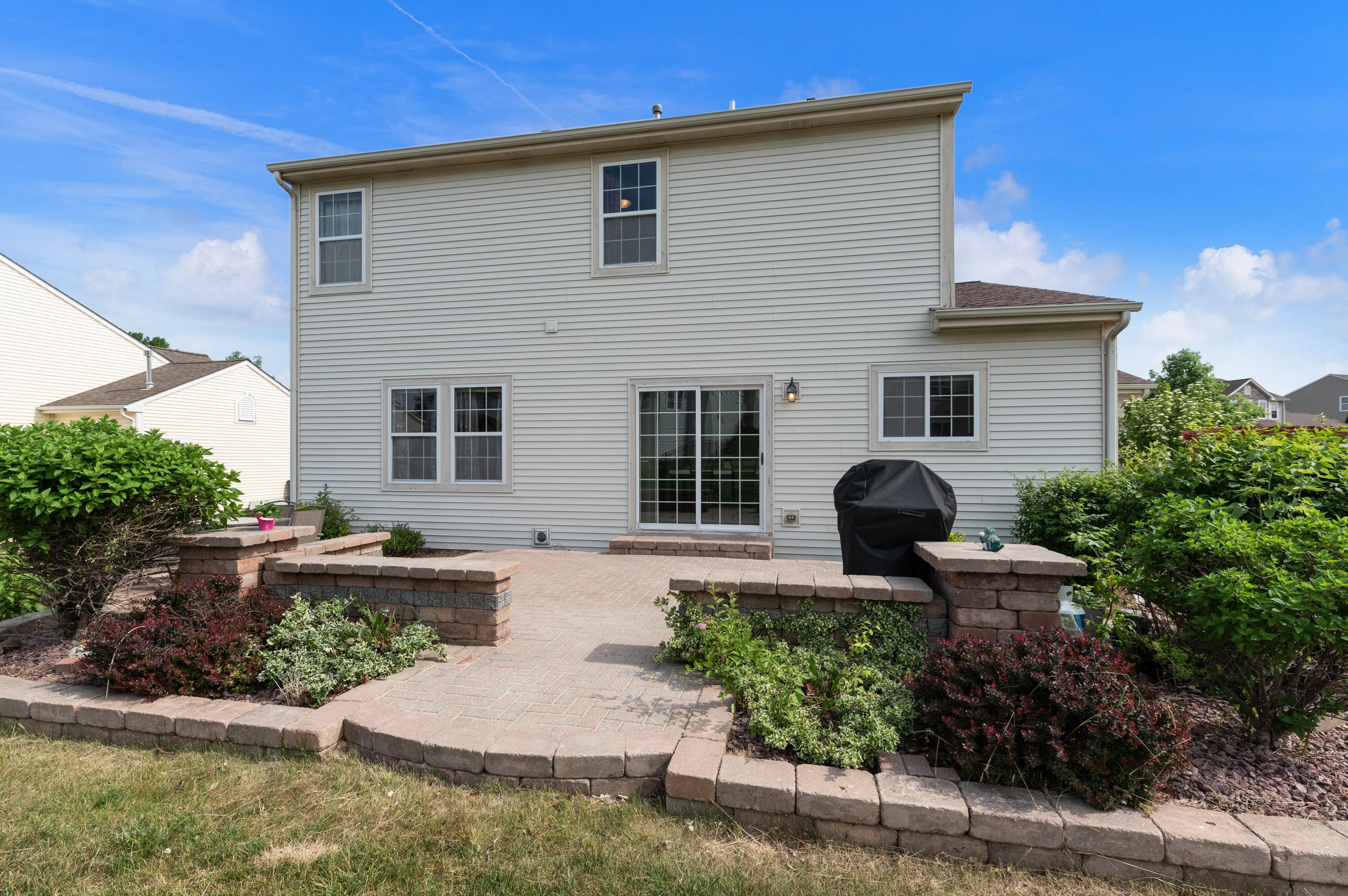 8242 Preserve Way, Hales Corners, WI 53132-7102