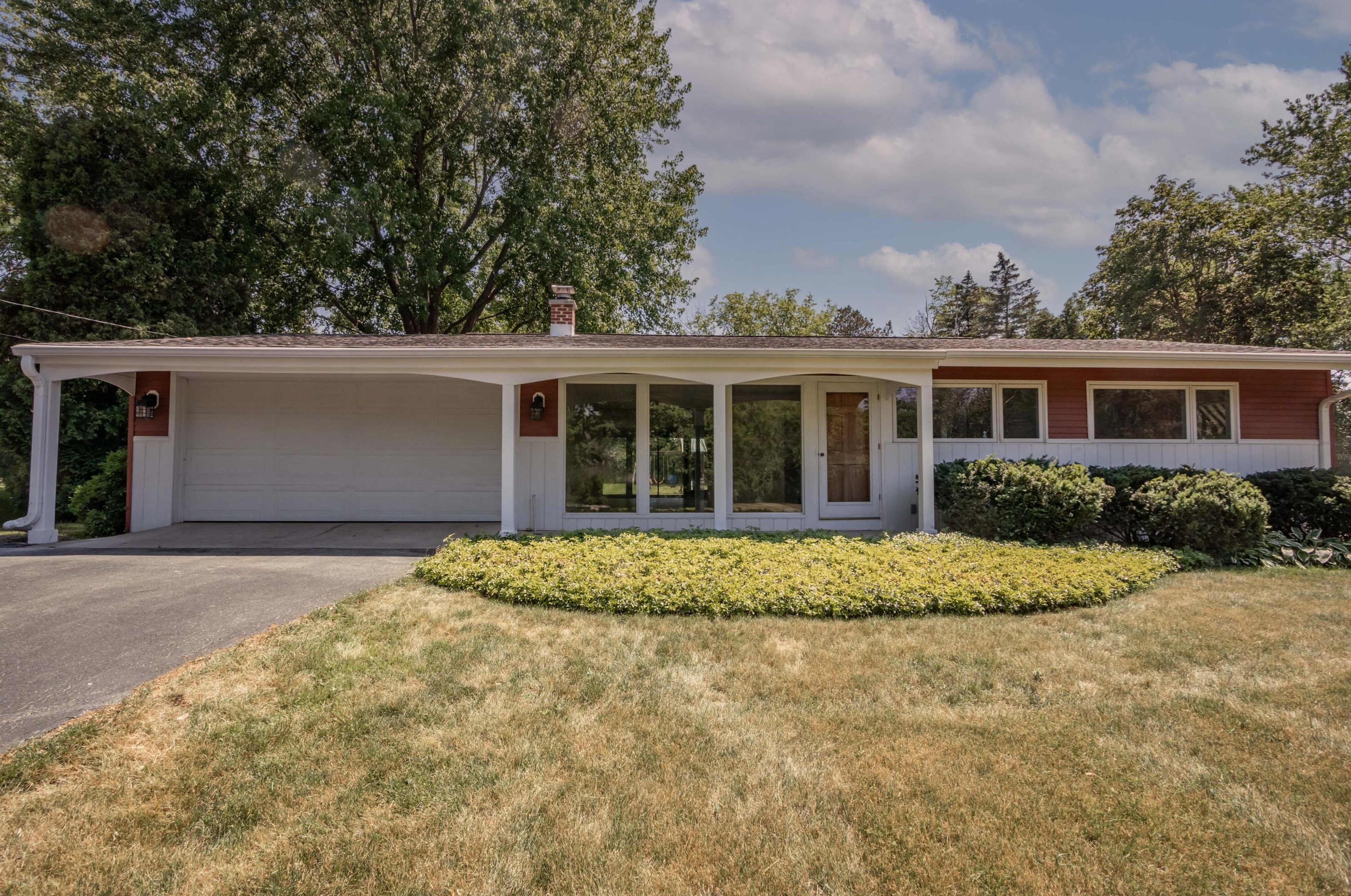 5209 W Sunnyside Dr, Thiensville, WI 53092