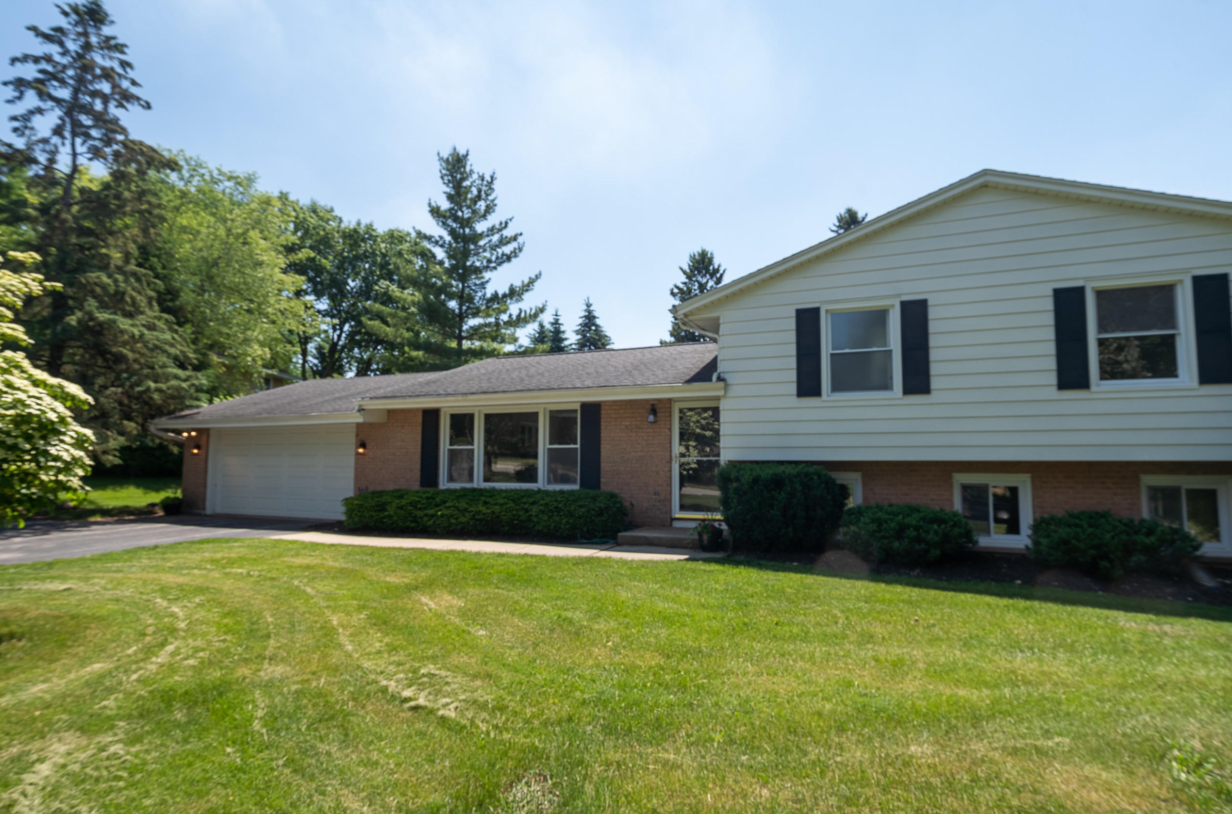 19205 Benington Dr, Brookfield, WI 53045
