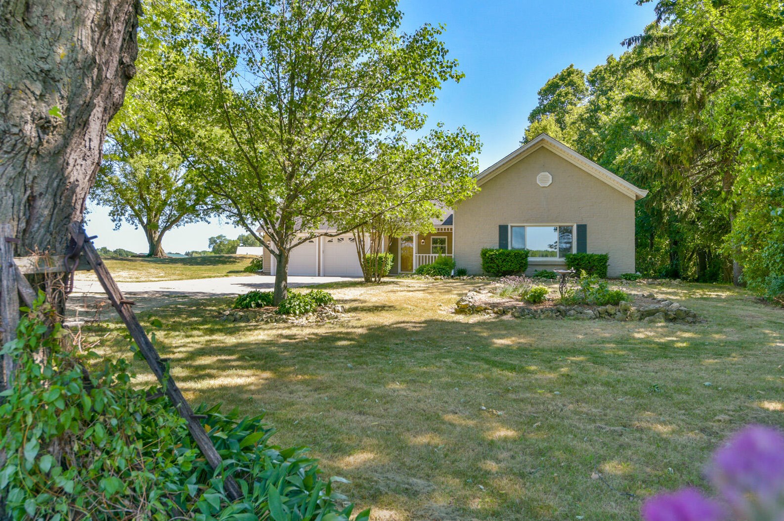 10229 Pleasant Valley Rd, Cedarburg, WI 53012-9740