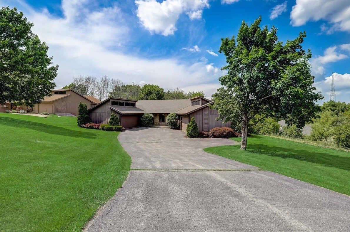 19340 Glenview Dr, Brookfield WI  53045-3629 exterior
