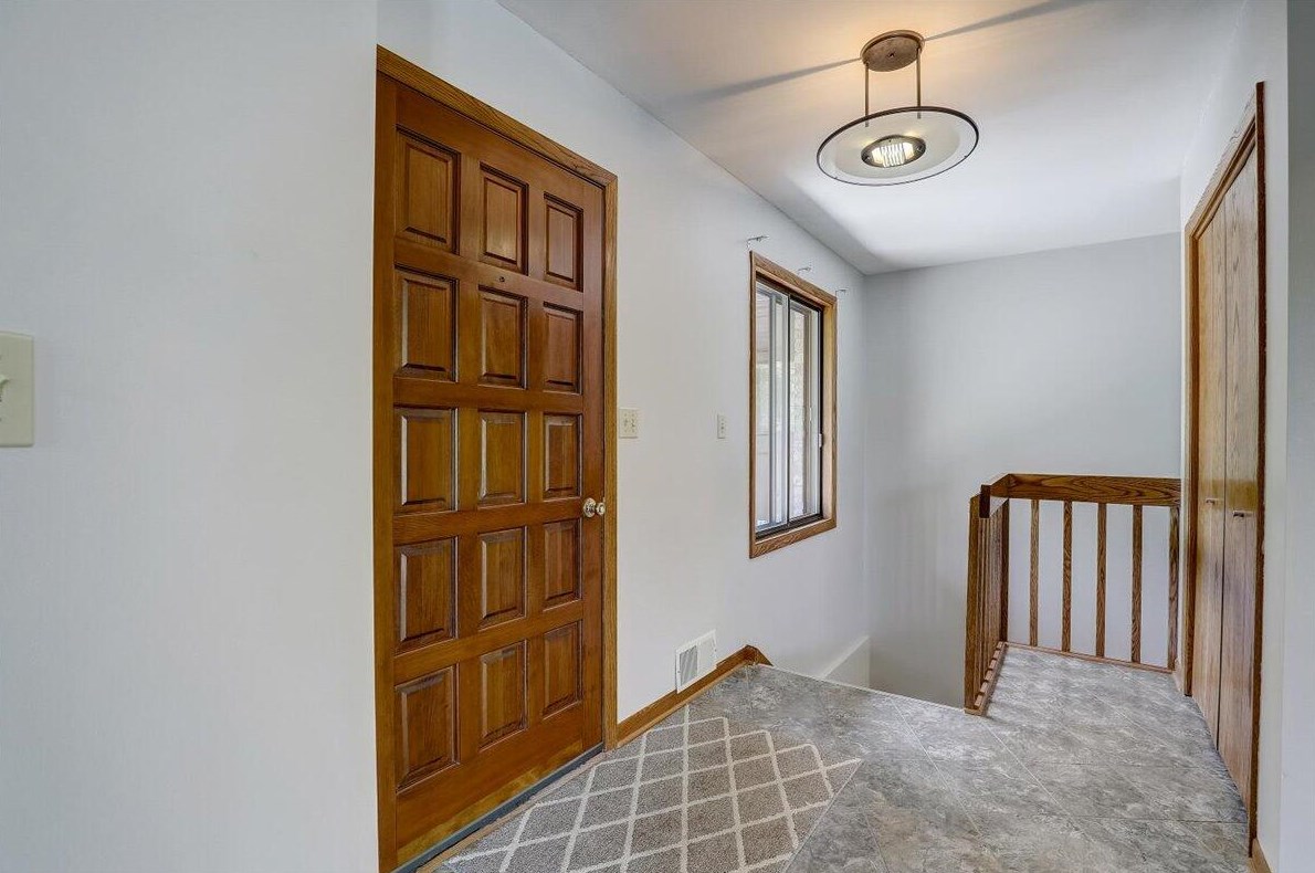 19340 Glenview Dr, Brookfield, WI 53045-3629