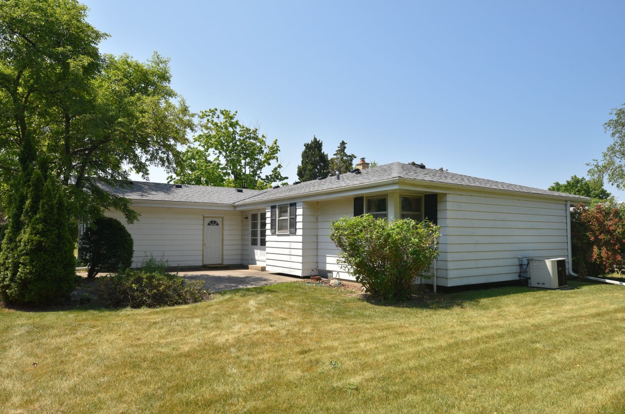 5868 Sugarbush Ln, Greendale, WI 53129