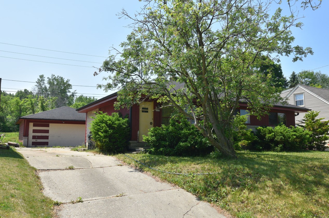 725 Edgewood Ave, South Milwaukee, WI 53172-3847