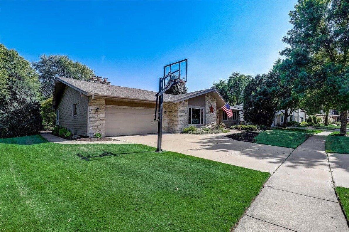 8801 Glenwood Dr, Greendale, WI 53129