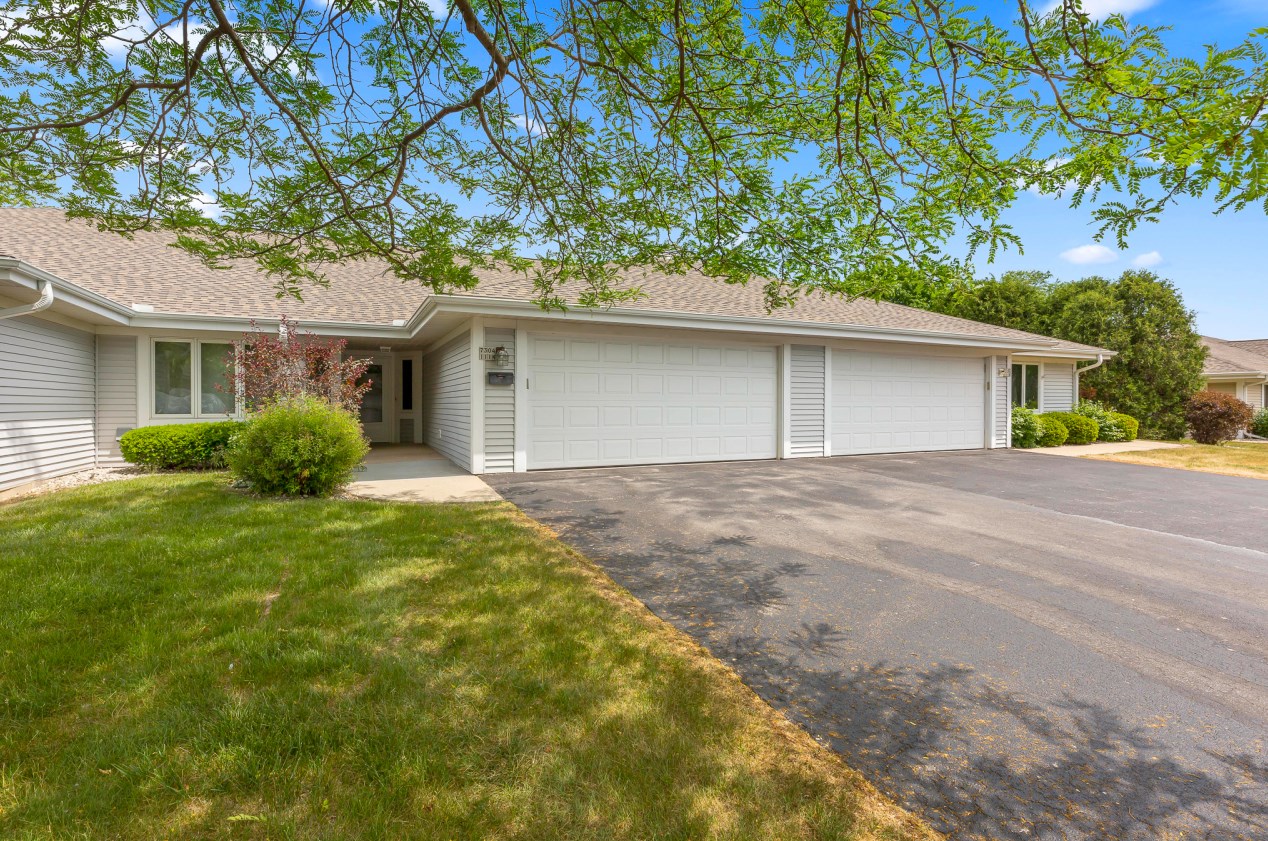 7304 W Mequon Square Dr, Thiensville, WI 53092