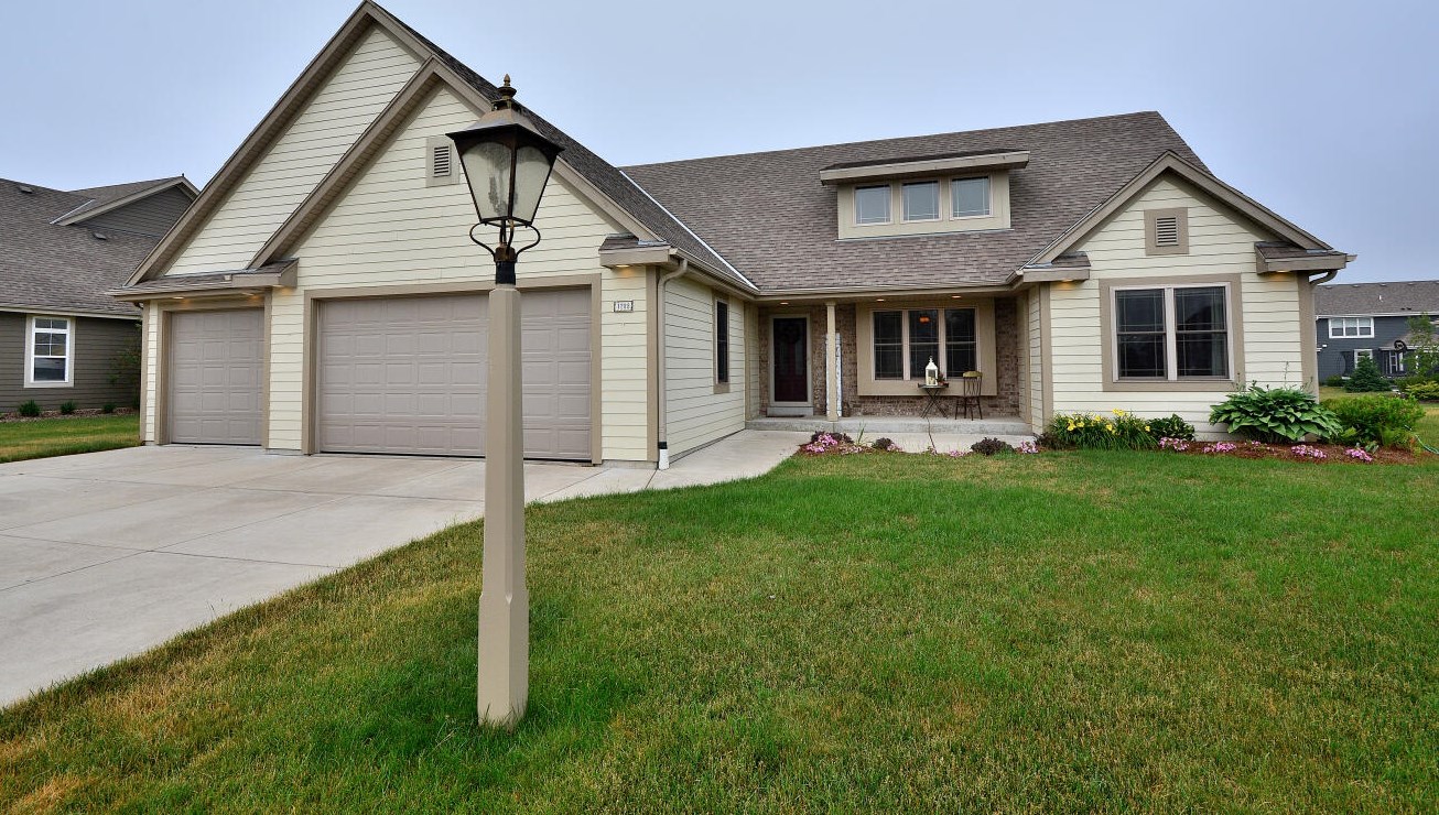 1288 Ridgeside Rd, Oconomowoc, WI 53066