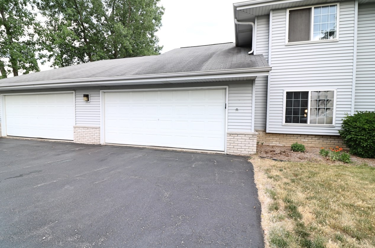 6175 Creekside Dr, Cudahy WI  53110-3428 exterior