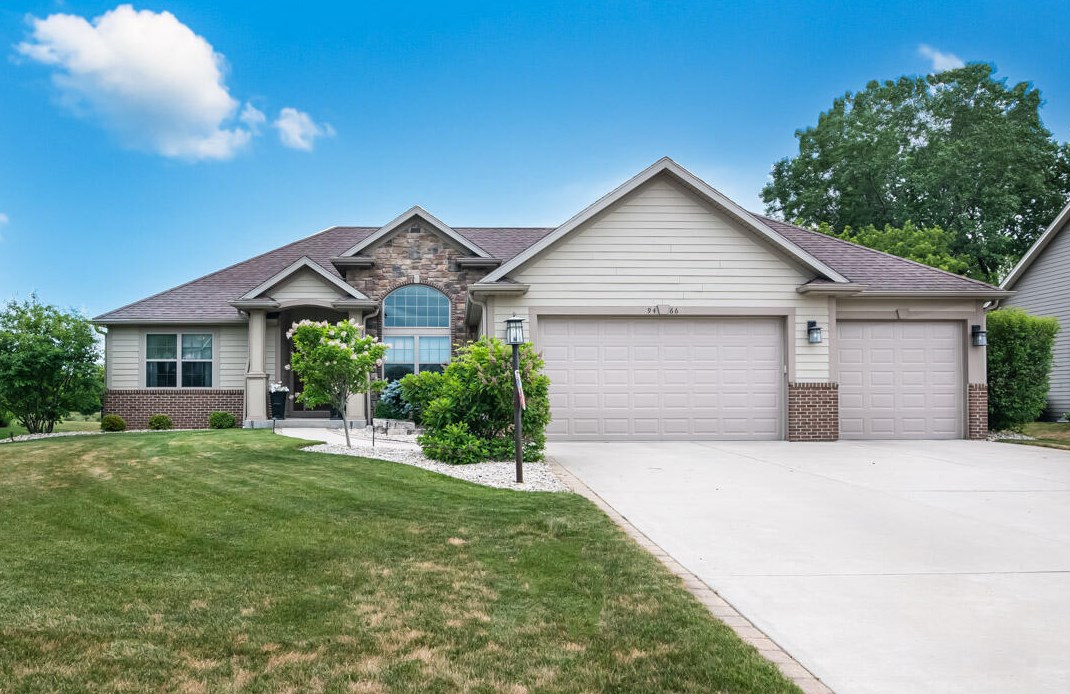 9466 Ashbury Ln, Kenosha, WI 53158