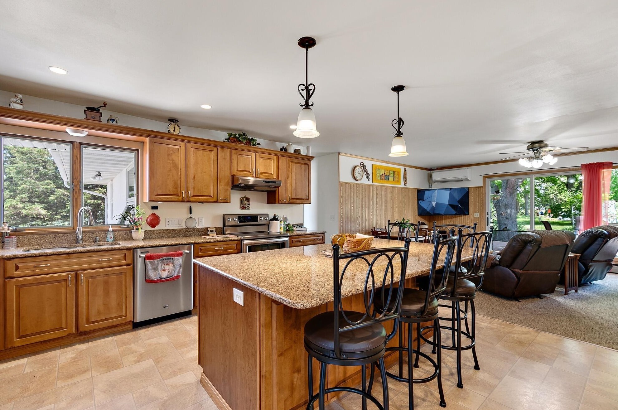 329 South St, Juneau, WI 53039