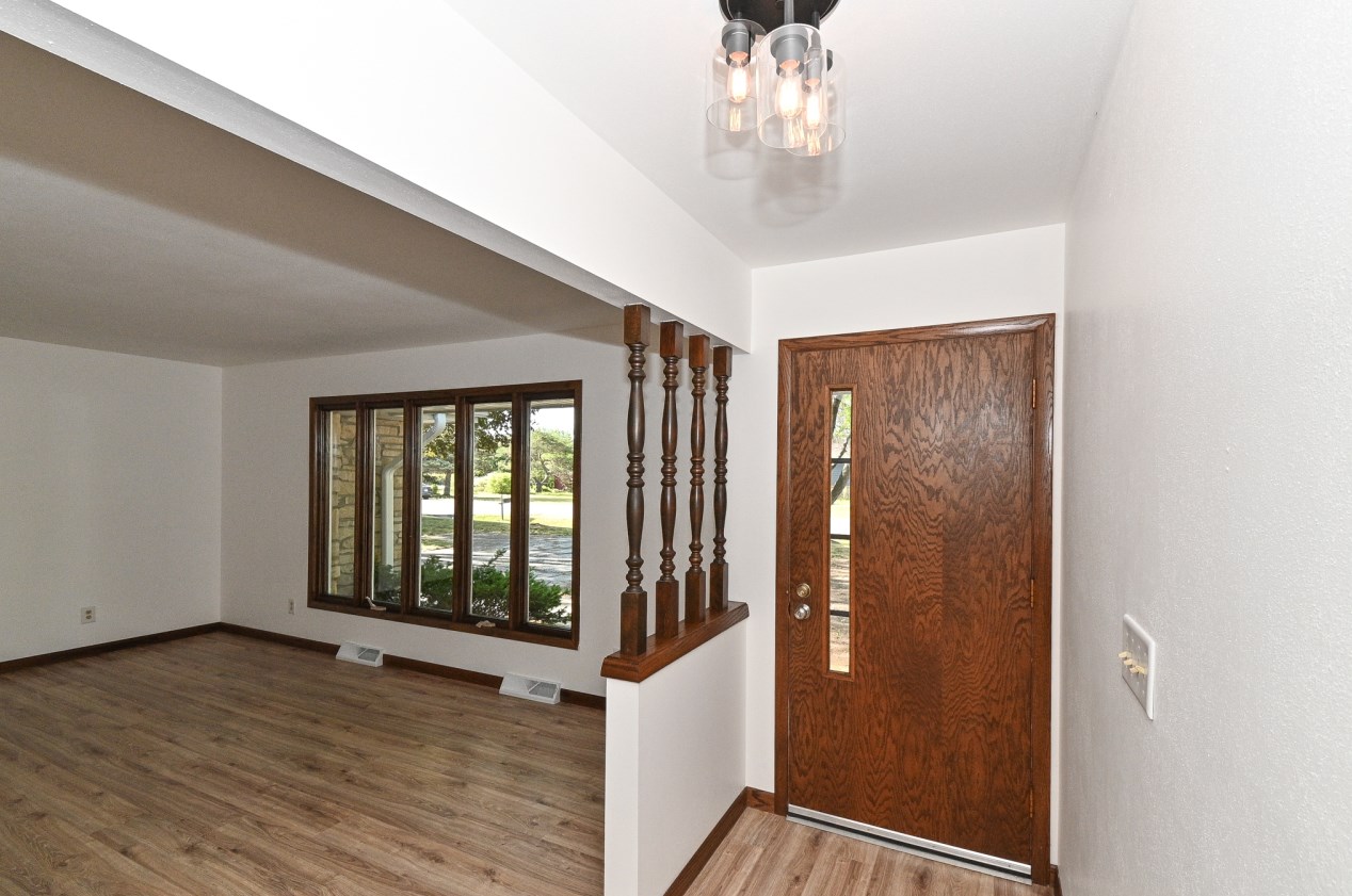 8900 Rodney Ln, Racine, WI 53406-1657