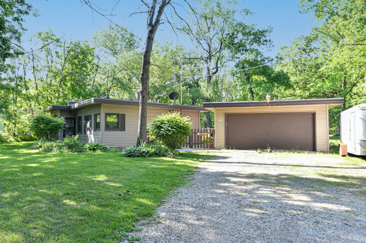 27307 Pioneer Rd, Waterford, WI 53185