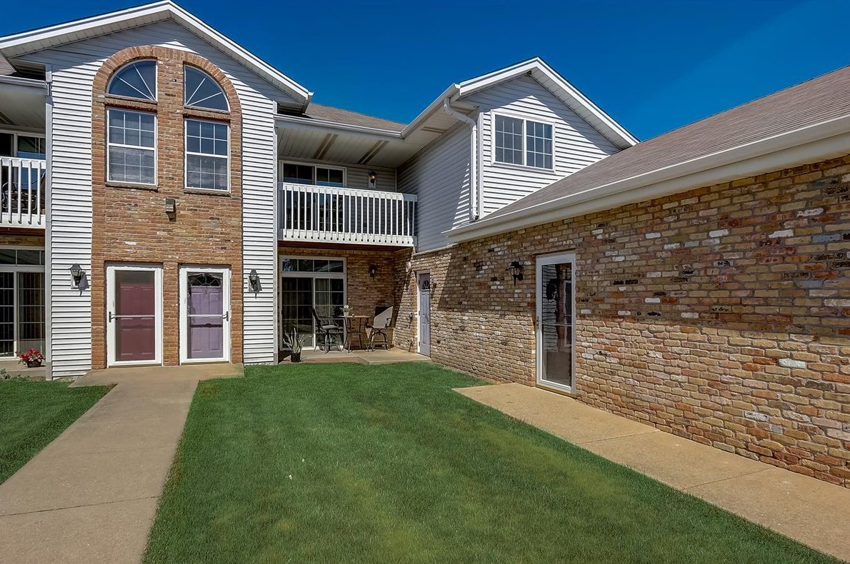 437 Aspen Dr, Oak Creek WI  53154-4482 exterior