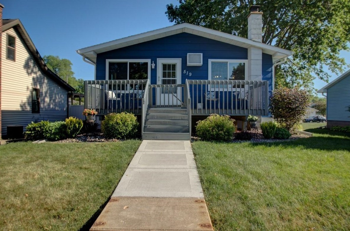 519 1st St S, La Crescent, MN 55947