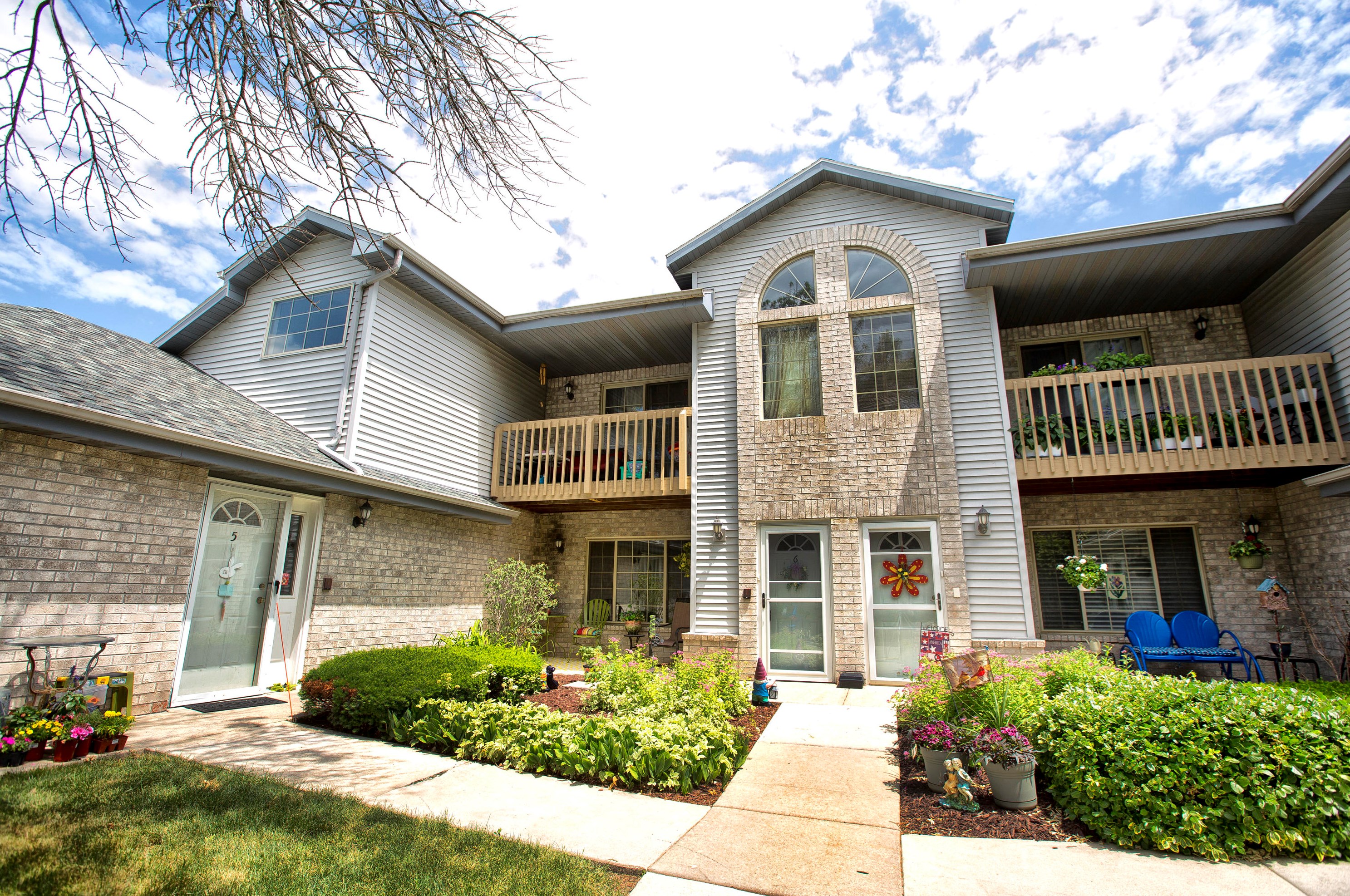 9374 W Loomis Rd #6, Hales Corners, WI 53132