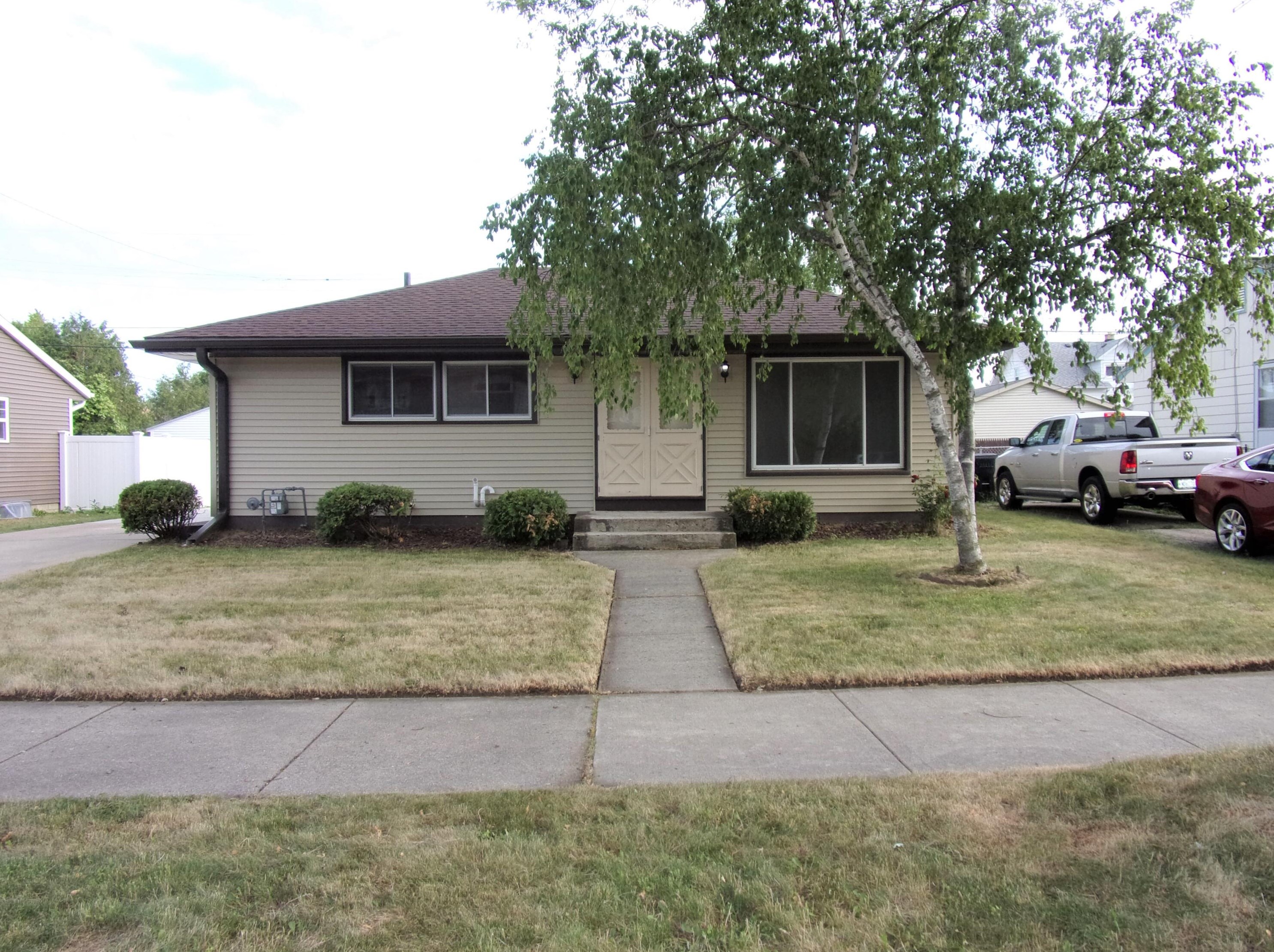 1431 Harmony Dr, Racine, WI 53402-3262