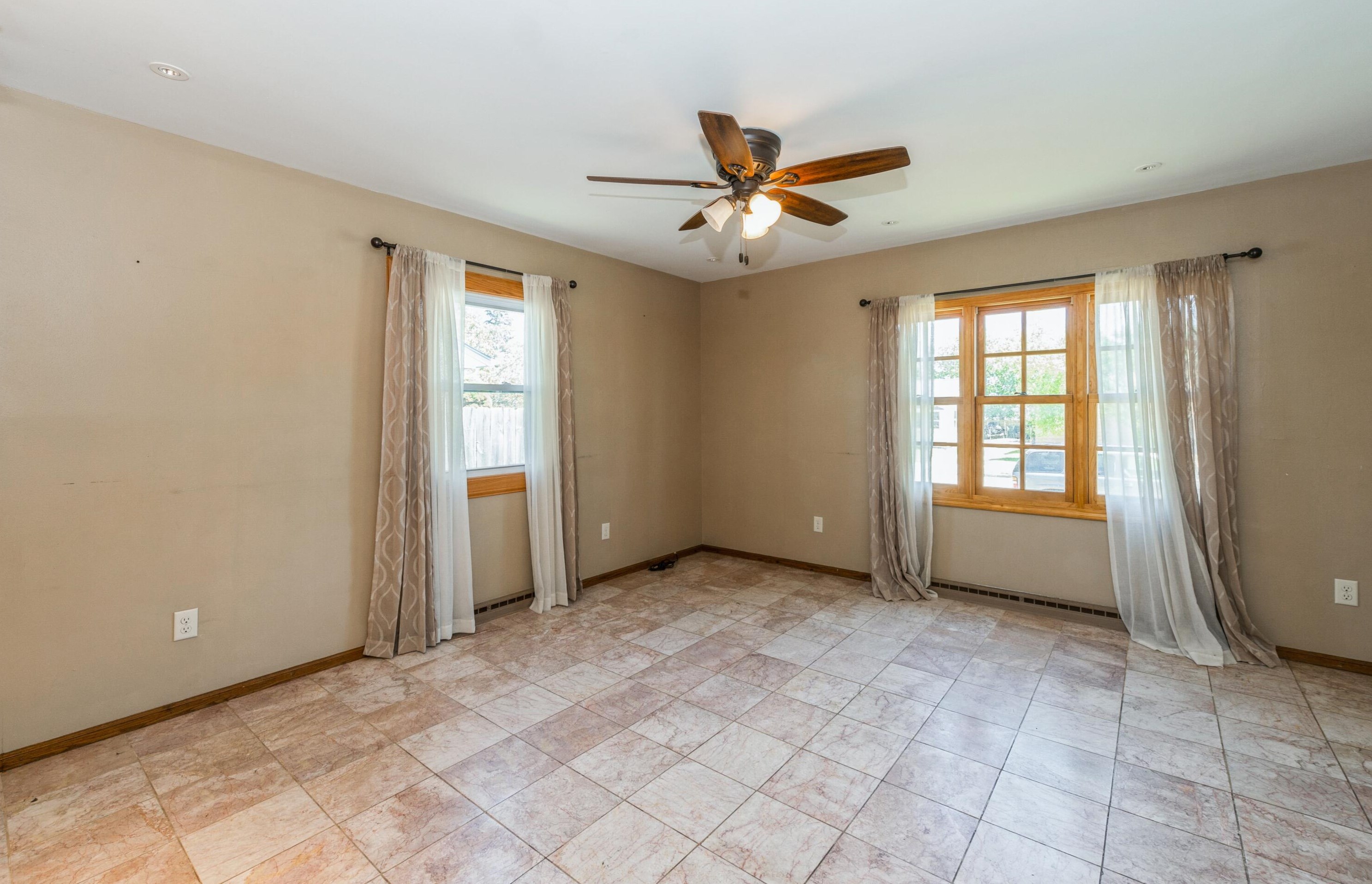 1916 Shoop St, Racine, WI 53404-2369