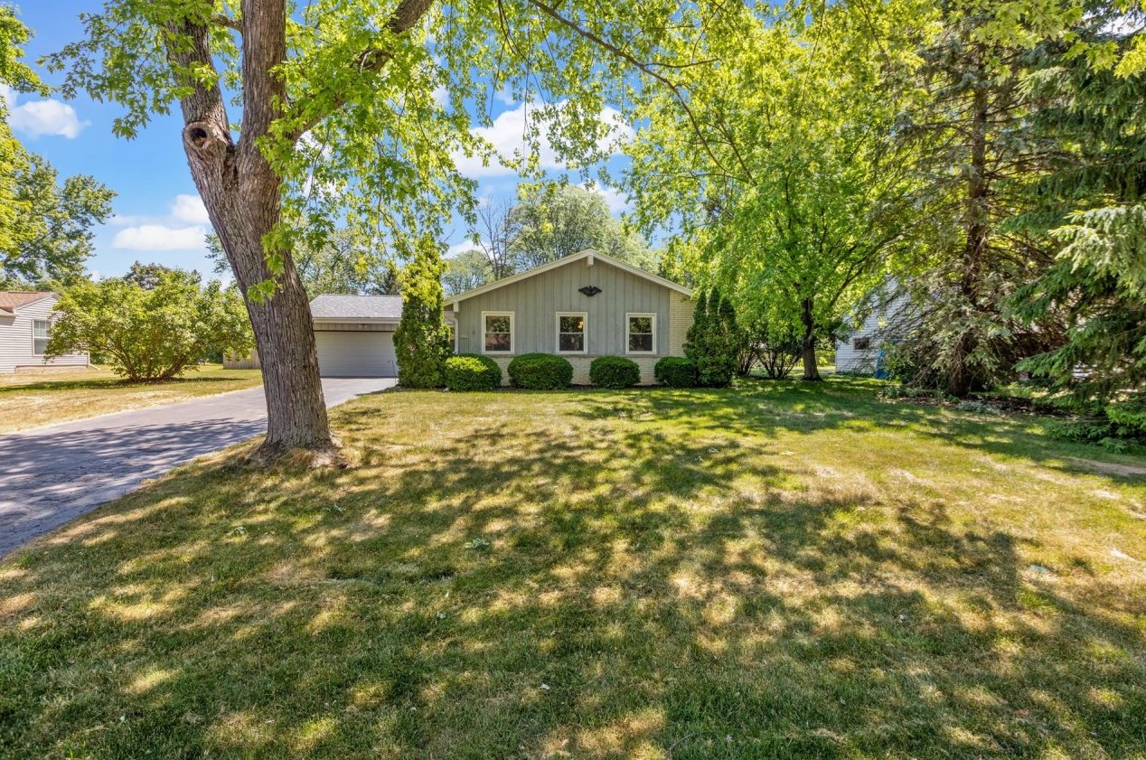1612 S Clover Knoll Pl, Waukesha, WI 53151