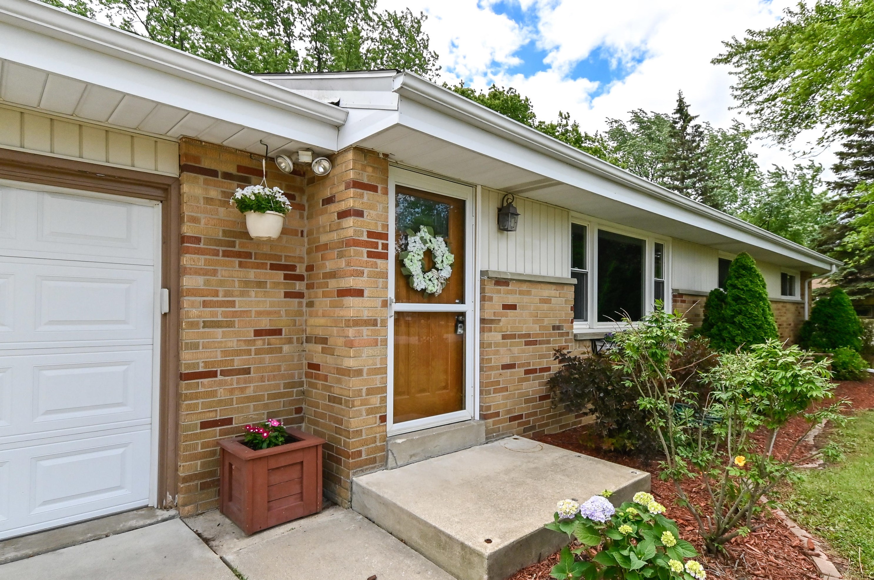 2000 S East Ln, Waukesha, WI 53146