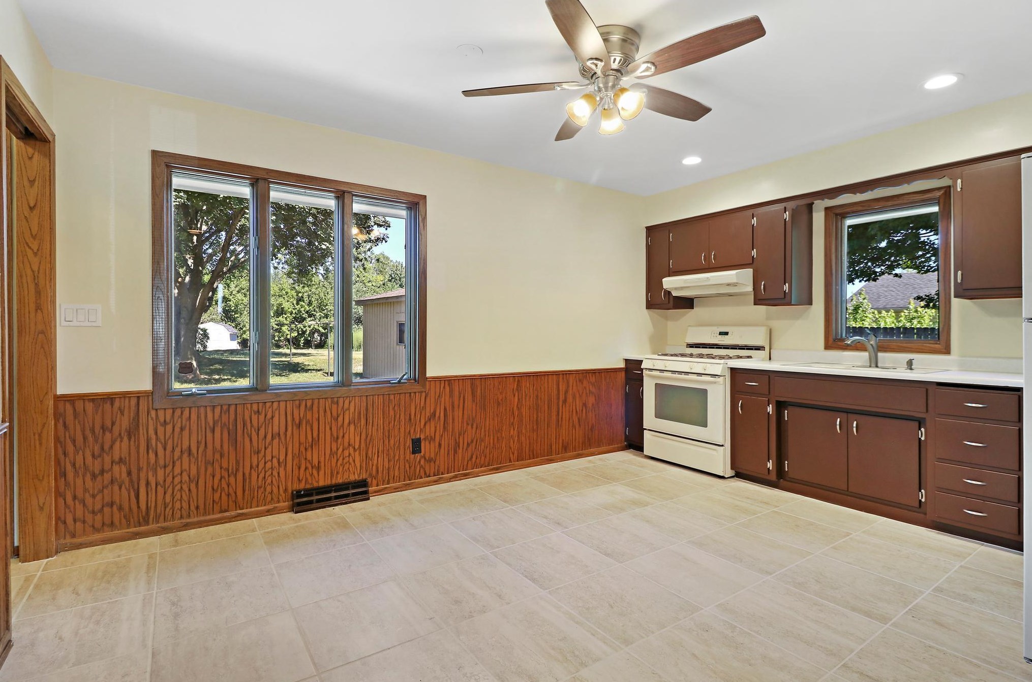 3029 W Circle Dr, Lake Geneva, WI 53147