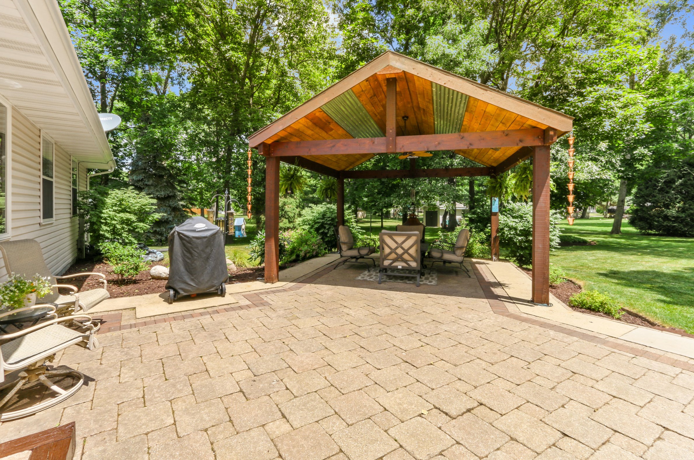 1235 Oakwood Ln, Elkhorn, WI 53121-9492