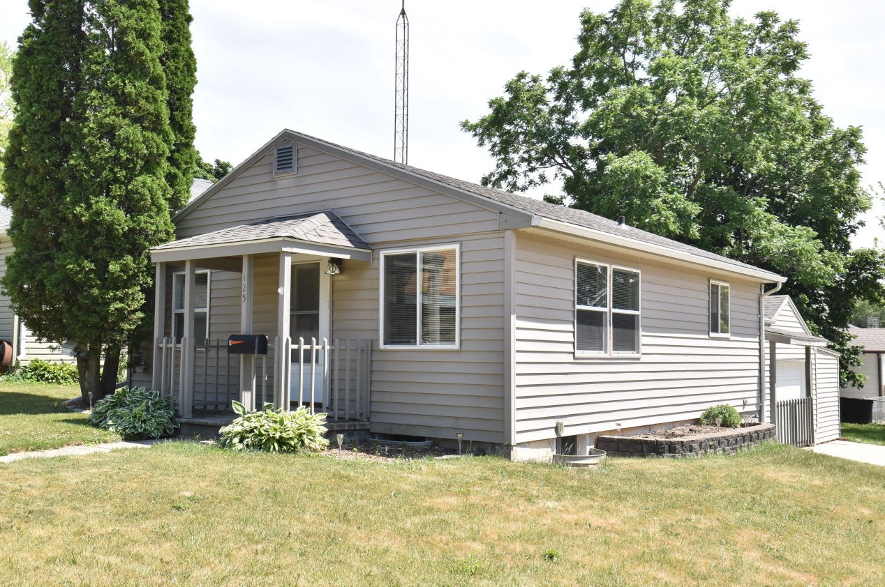 4125 Wright Ave, Racine, WI 53405-3225