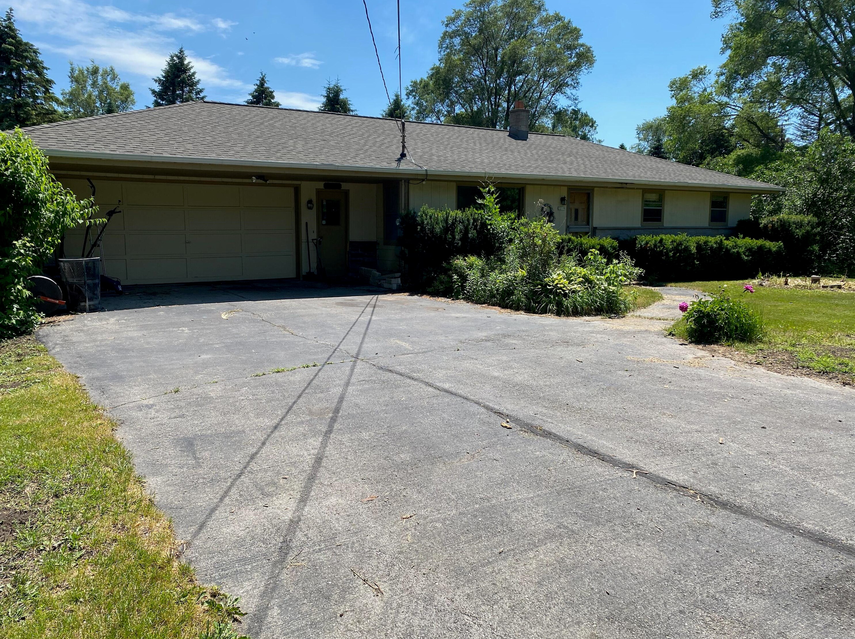 2219 Pleasant Valley Rd, West Bend, WI 53095