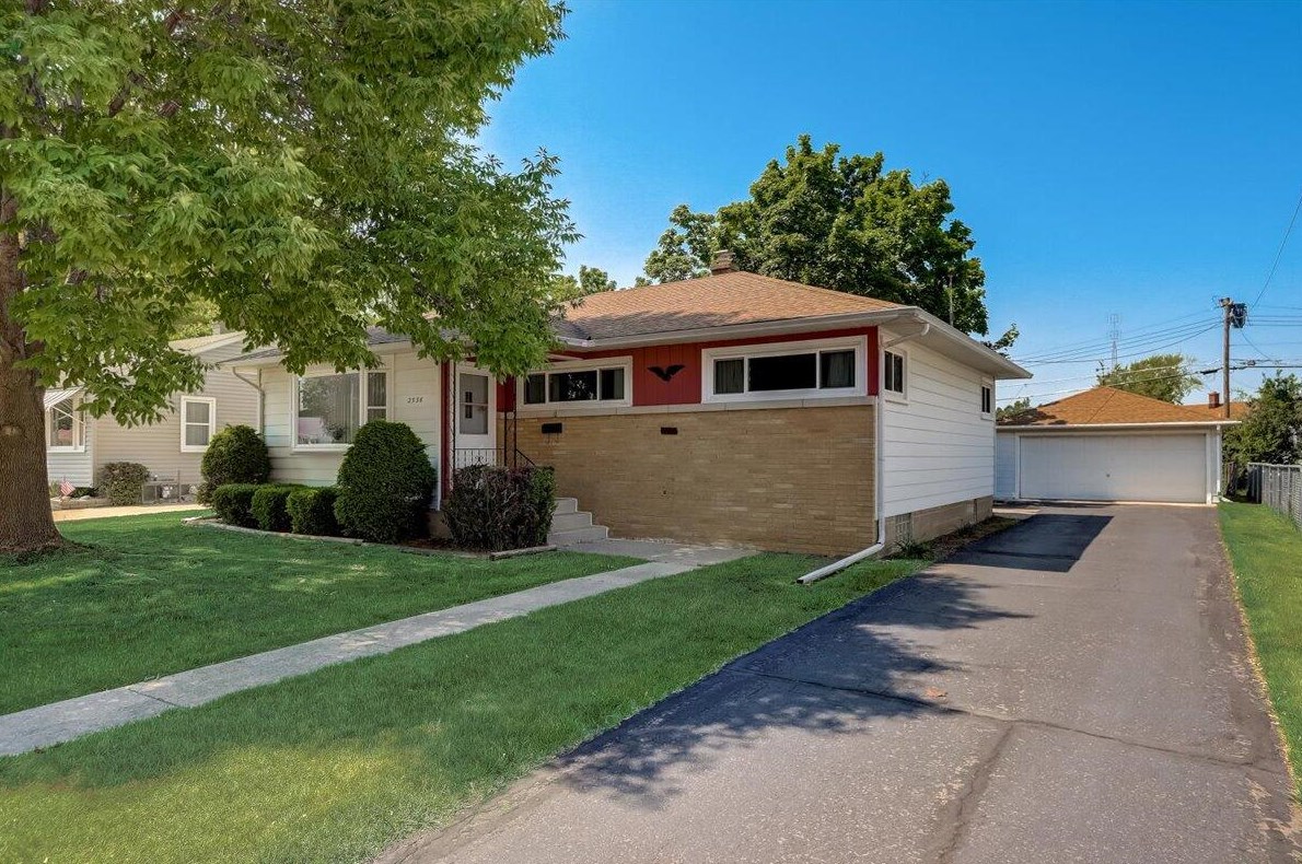 2536 Pinehurst Ave, Racine, WI 53403-3462