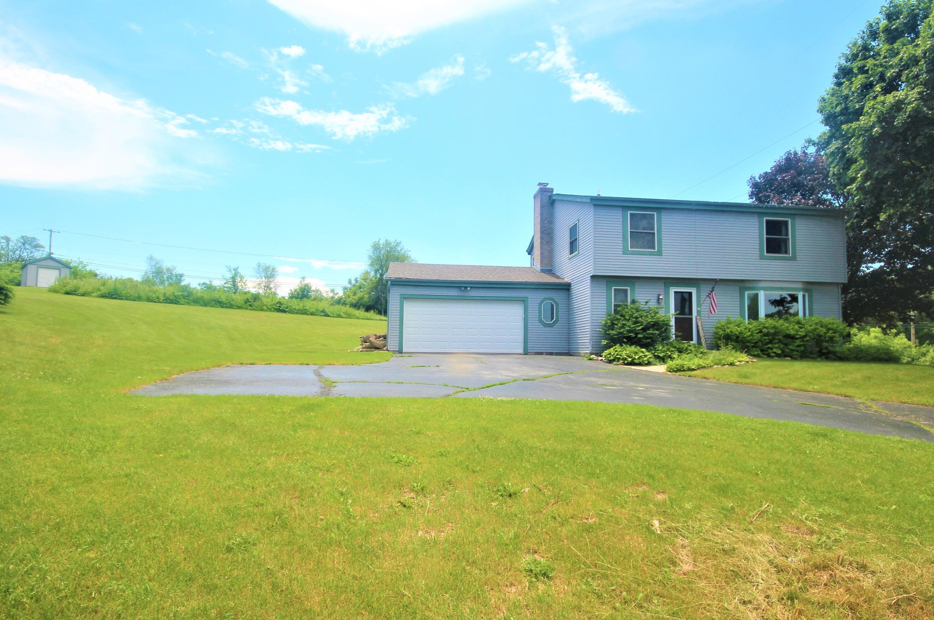 21725 W Ann Louise Ct, Waukesha, WI 53146
