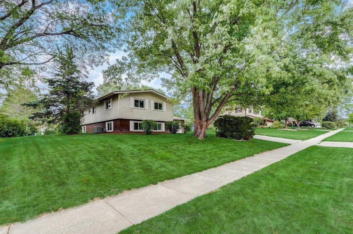 8136 Mission Dr, Hales Corners, WI 53132-2353