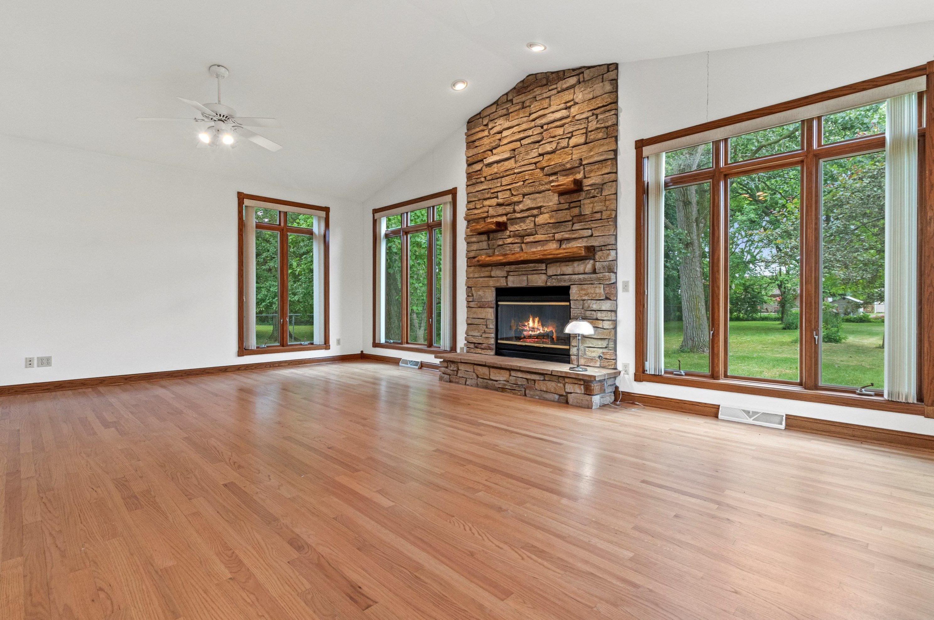 507 4 Mile Rd, Racine, WI 53402-2207
