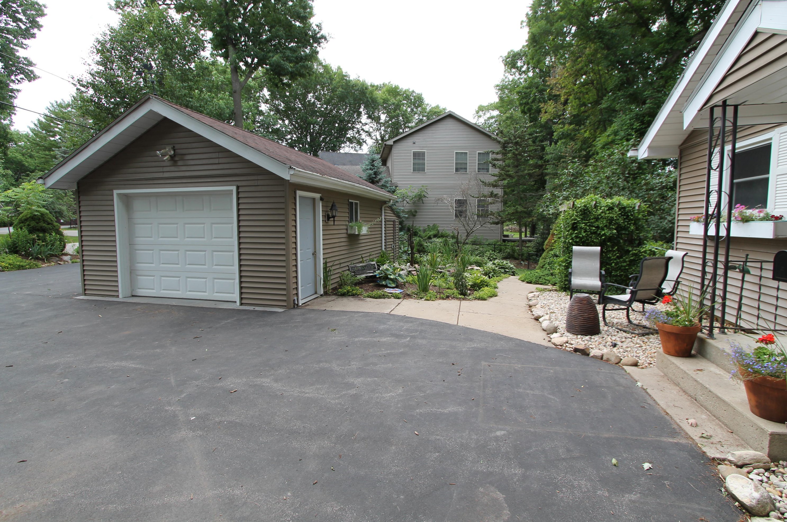 2714 Fox Grove Dr, Waterford, WI 53185